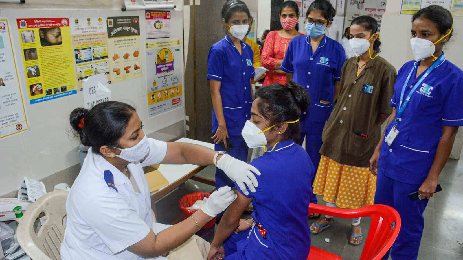 Sundhedspersonale som indgive vacciner til medicinstuderende Wallpaper