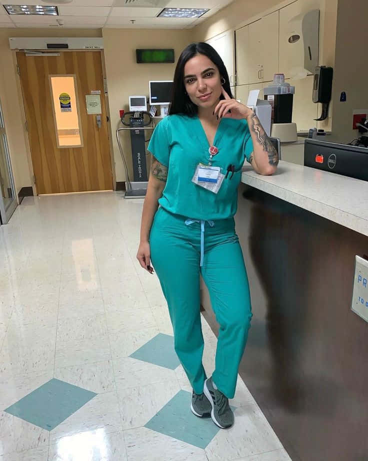 Enkvinna I Gröna Arbetskläder Står På Ett Sjukhus