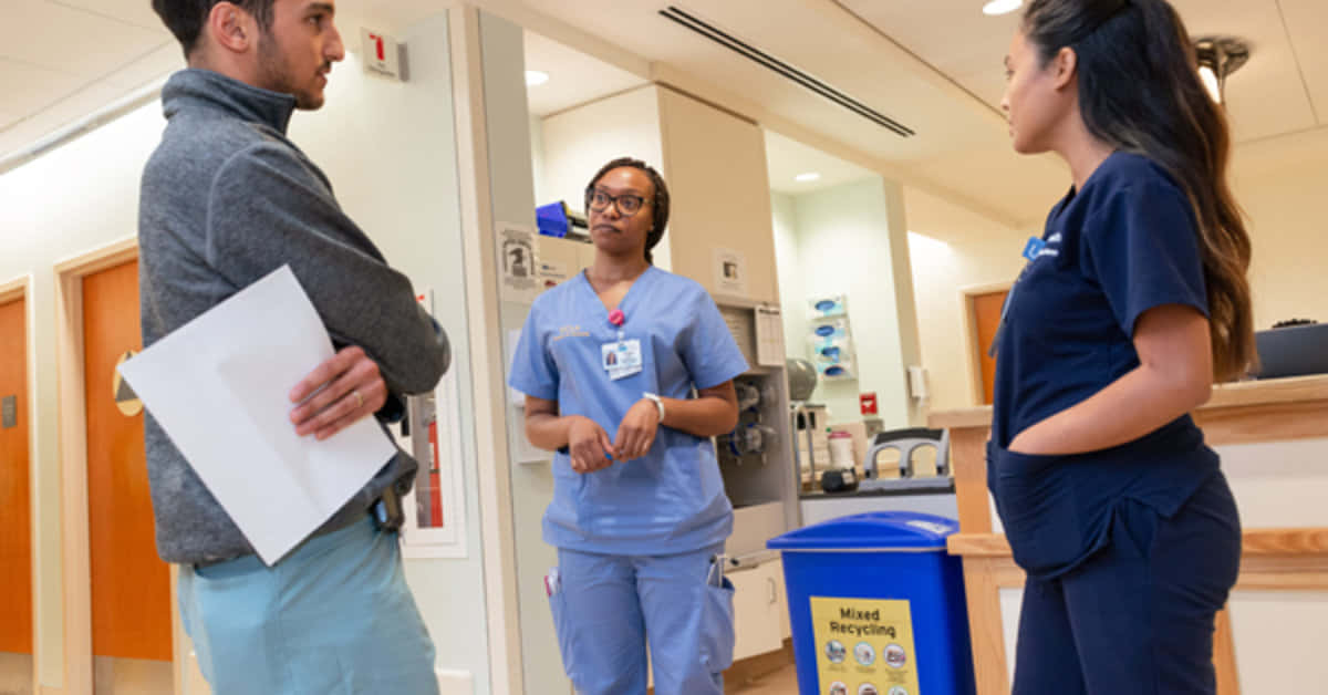 Unaenfermera Trabajando Arduamente, Cuidando A Los Pacientes.