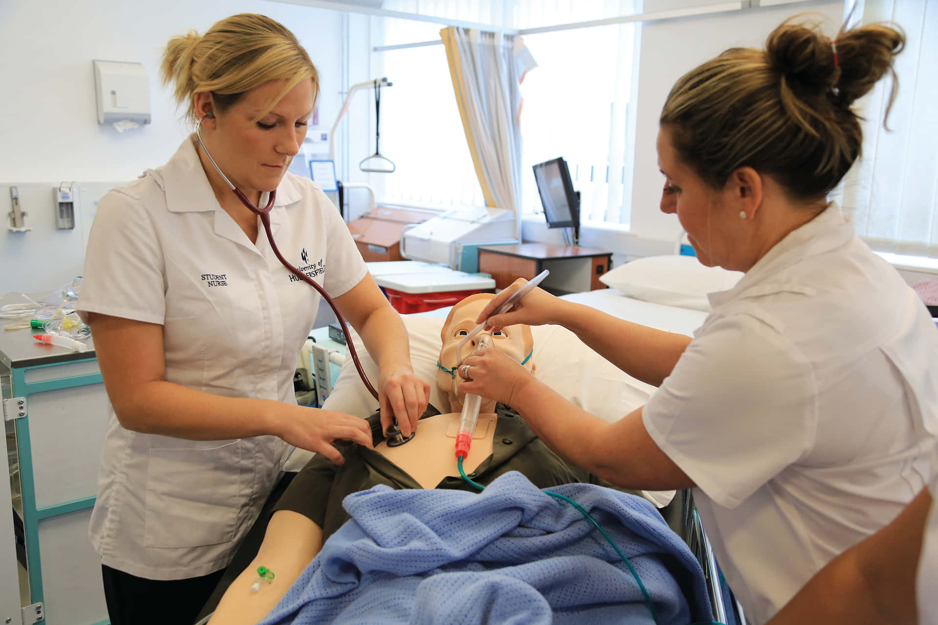 Dueinfermiere Stanno Lavorando Su Un Manichino In Un Ospedale