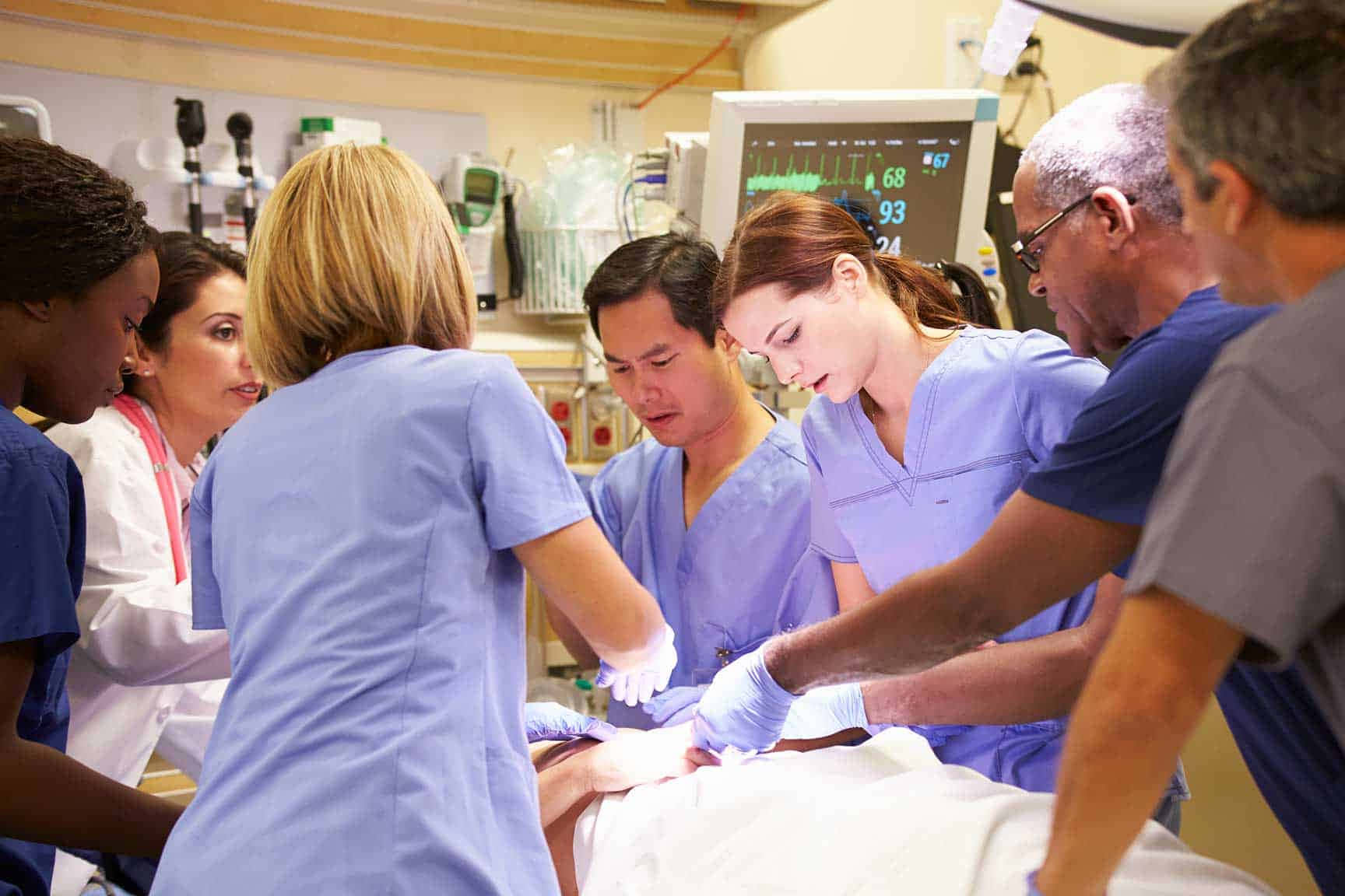Ungrupo De Enfermeras Se Reúnen Alrededor De Un Paciente