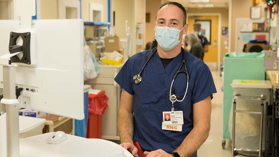 Ensjuksköterska Som Bär En Mask På Ett Sjukhus