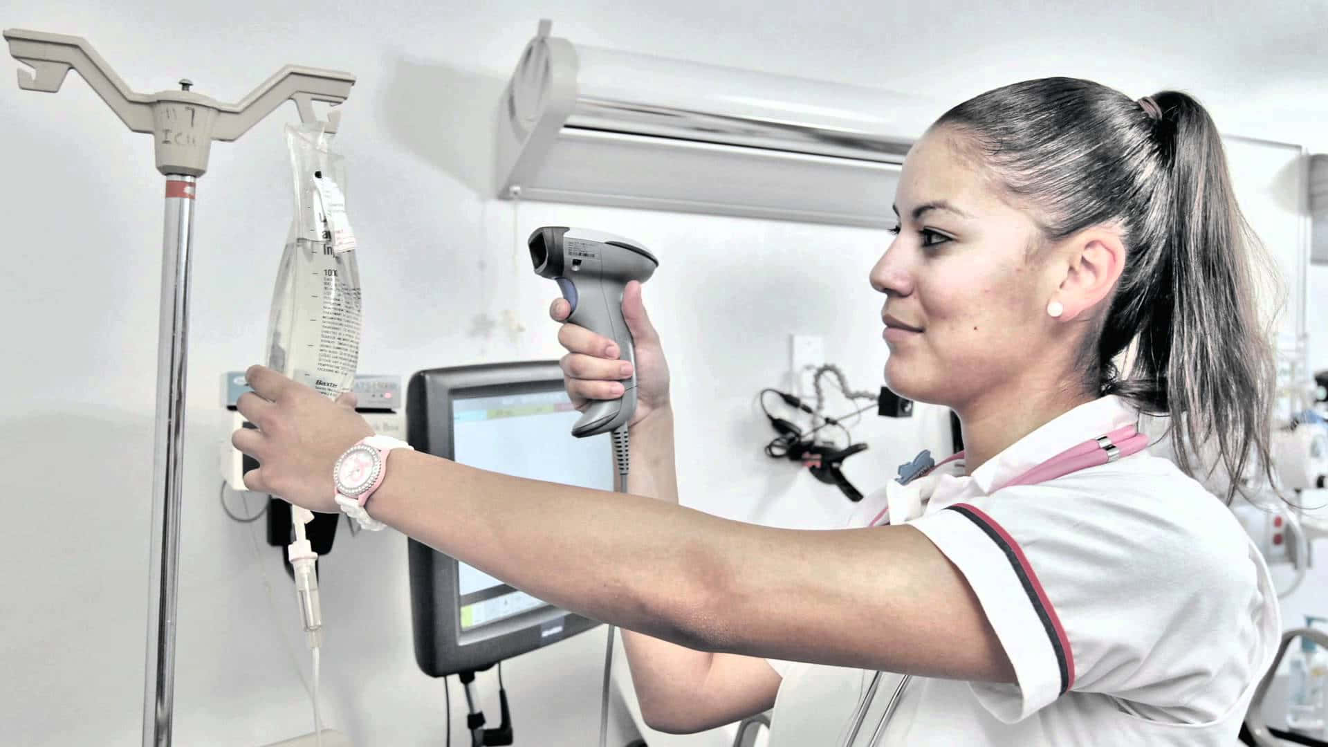 Einekrankenschwester Verwendet Ein Gerät, Um Einen Patienten Zu Überprüfen.