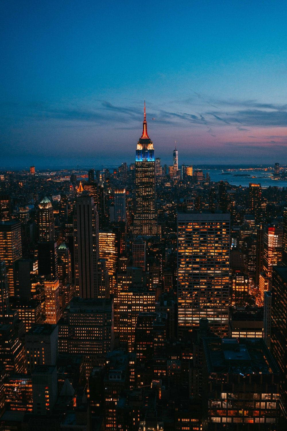 Impresionantevista Nocturna Del Empire State Building En Tu Teléfono De Nyc. Fondo de pantalla