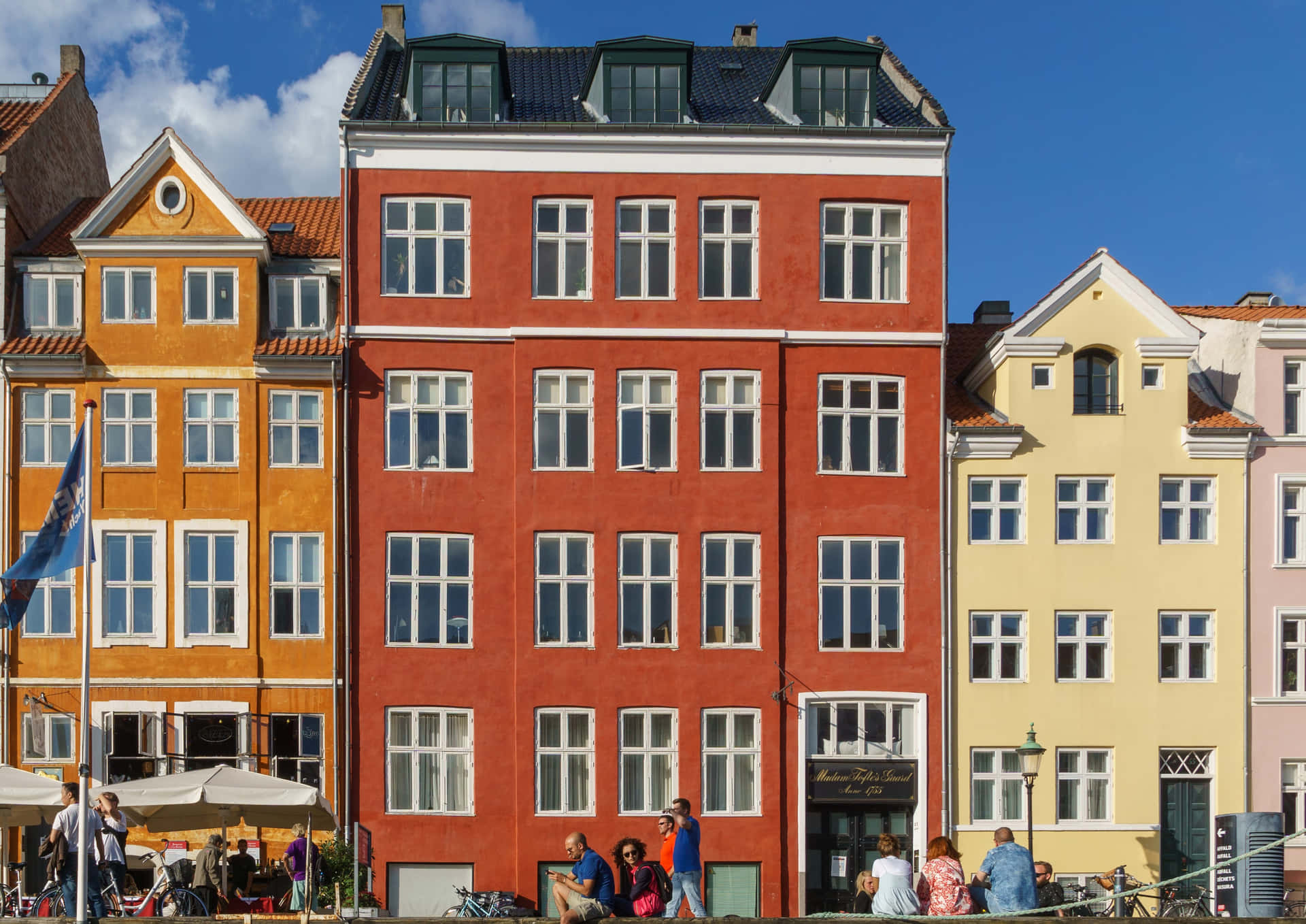 Nyhavn 53 Madame Toftes Hus - Pynt din skærm med dette farverige tapet designet for at give et moderne tvist til en klassisk københavnsk facade. Wallpaper