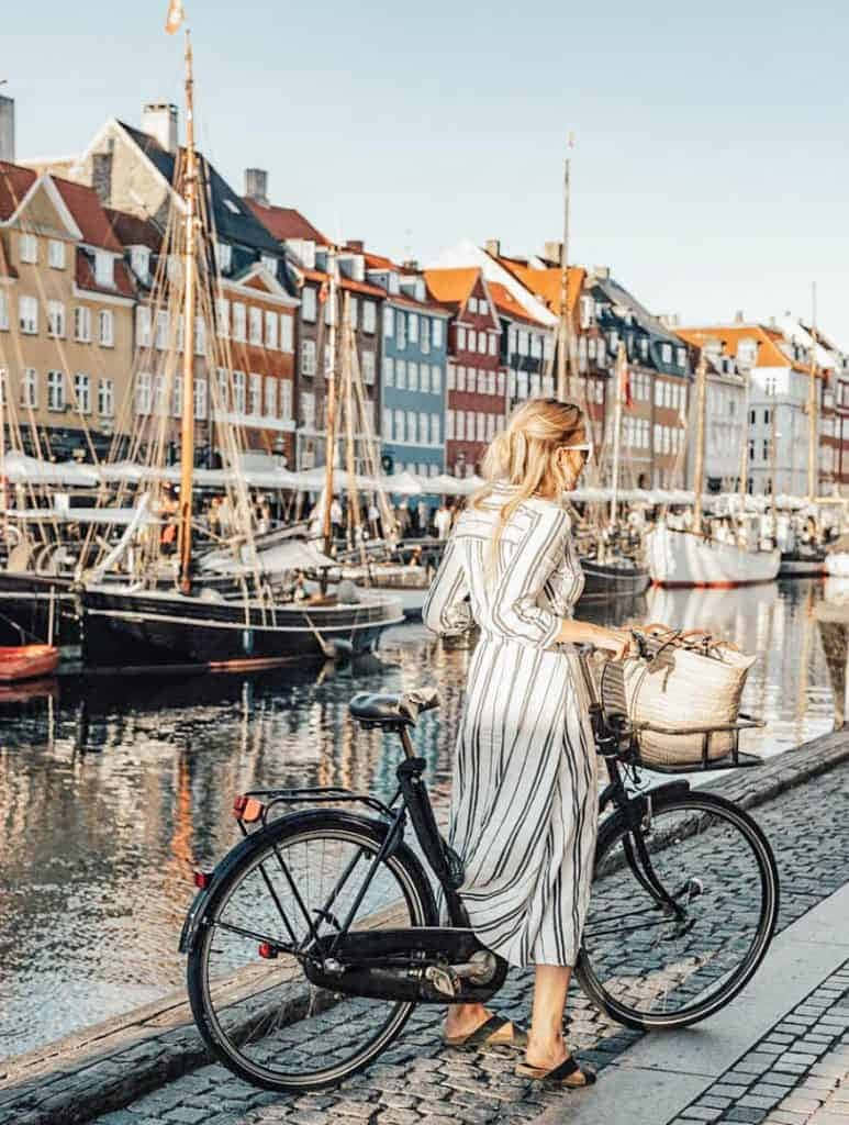 Nyhavn,un Lugar Estético Para Turistas Con Carril Bici. Fondo de pantalla