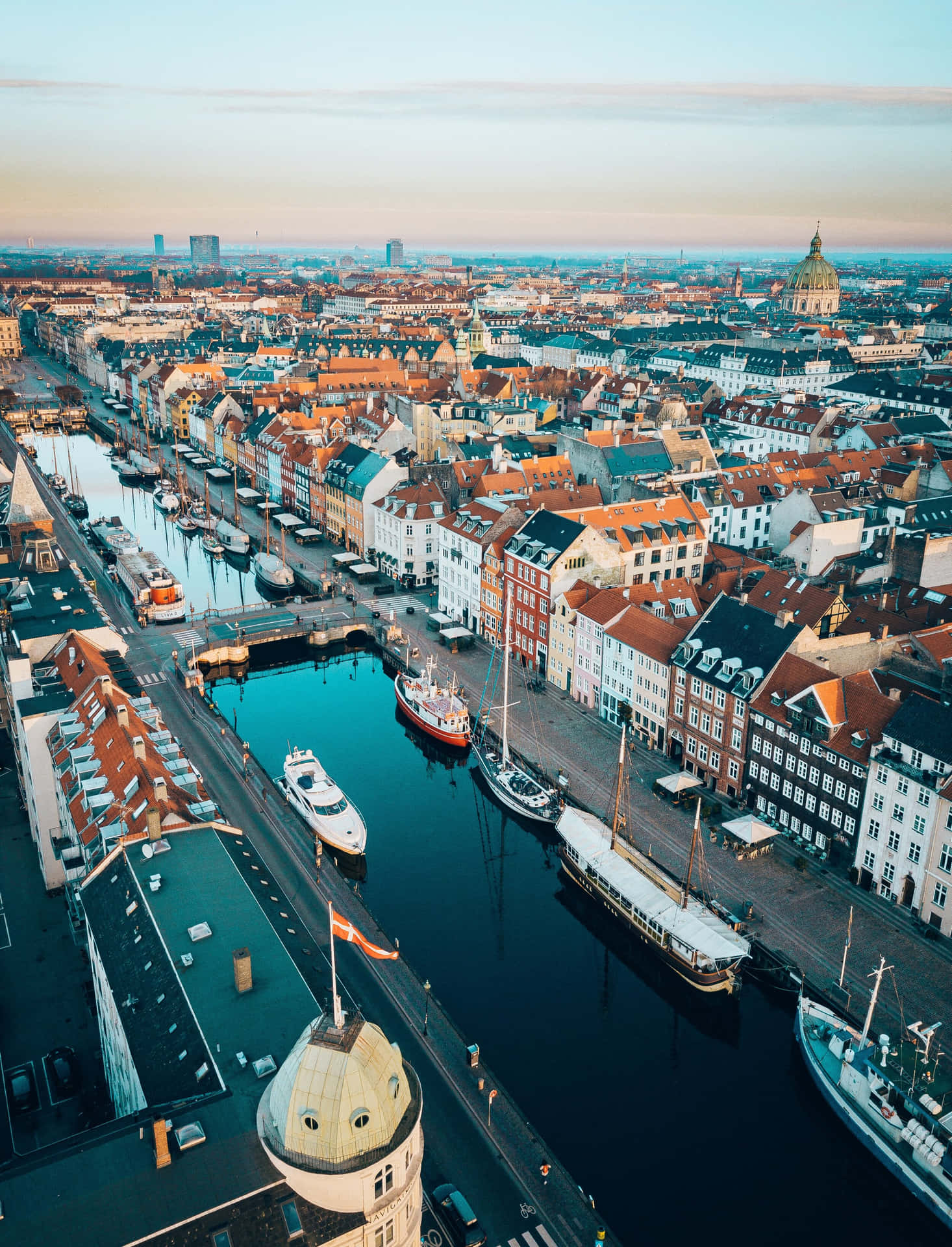 Nyhavnhafen- Und Stadtblick Aus Der Drohnenperspektive Wallpaper