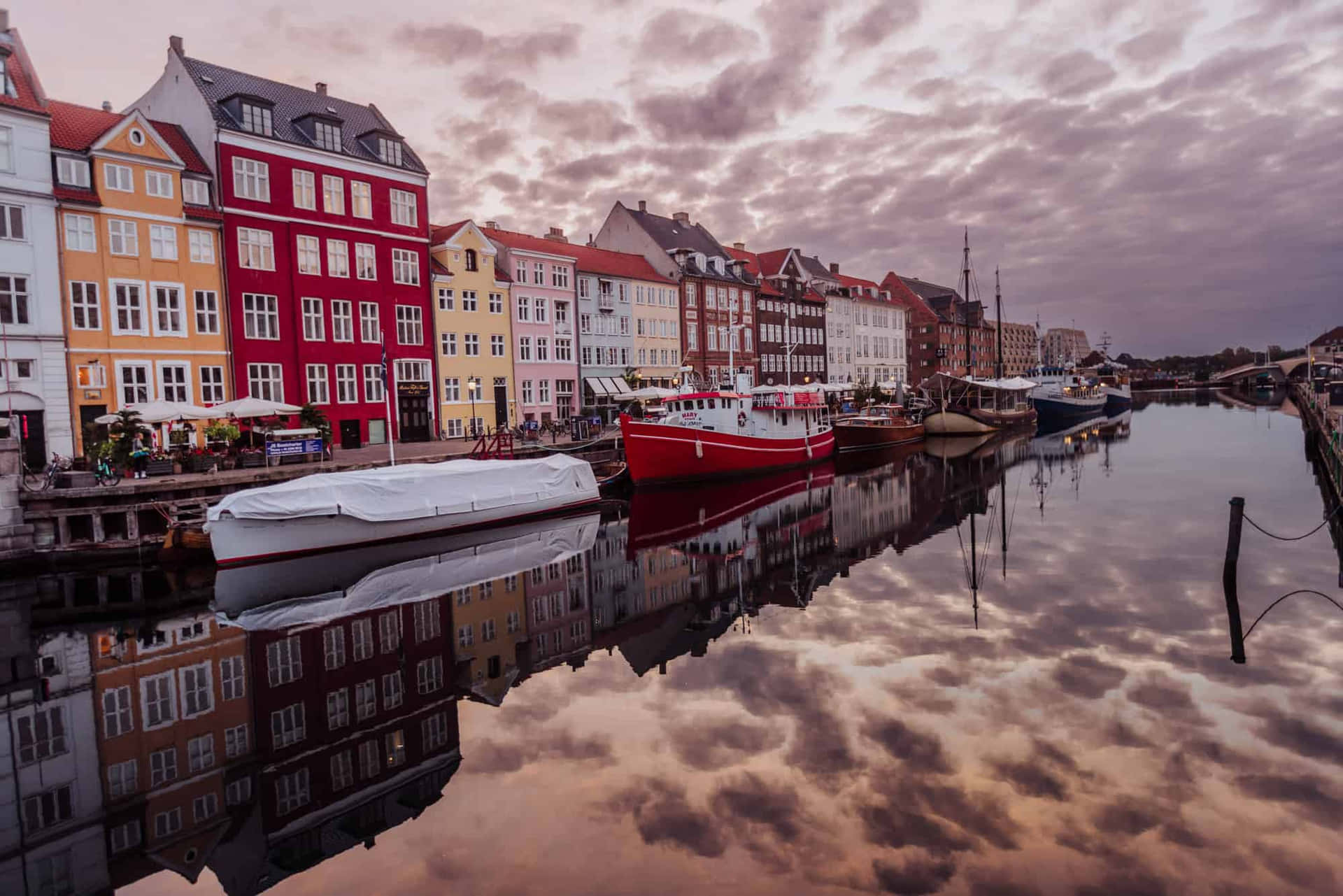 Den nyhavnske havnefront sky sky genspejlinger. Wallpaper