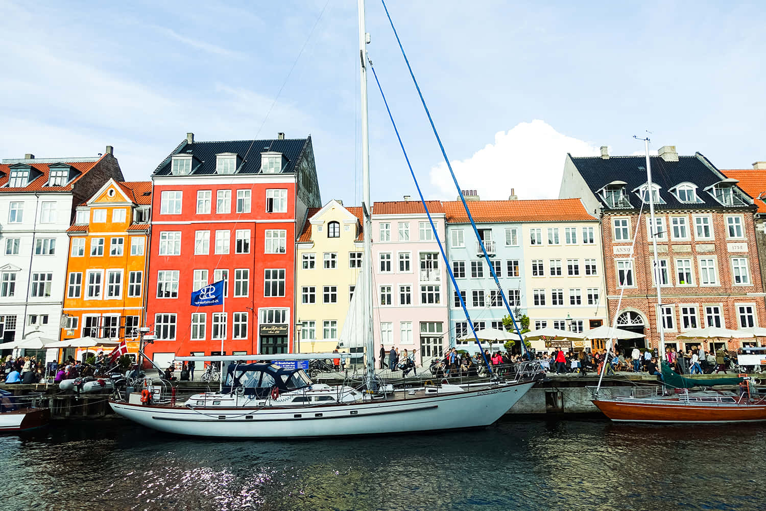 Turister spiser på lokale restauranter på Nyhavn væggen. Wallpaper