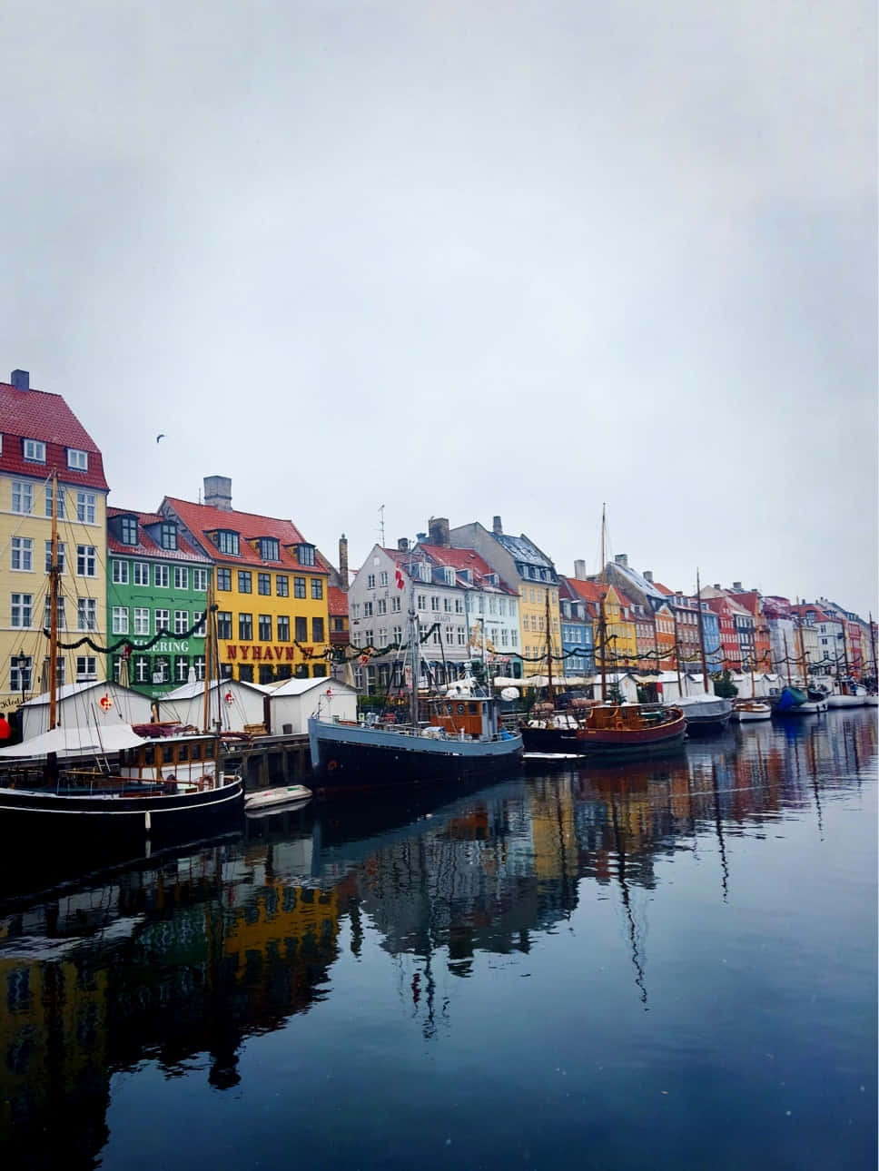 Arquitecturatípica De Nyhavn Y Barcos. Fondo de pantalla
