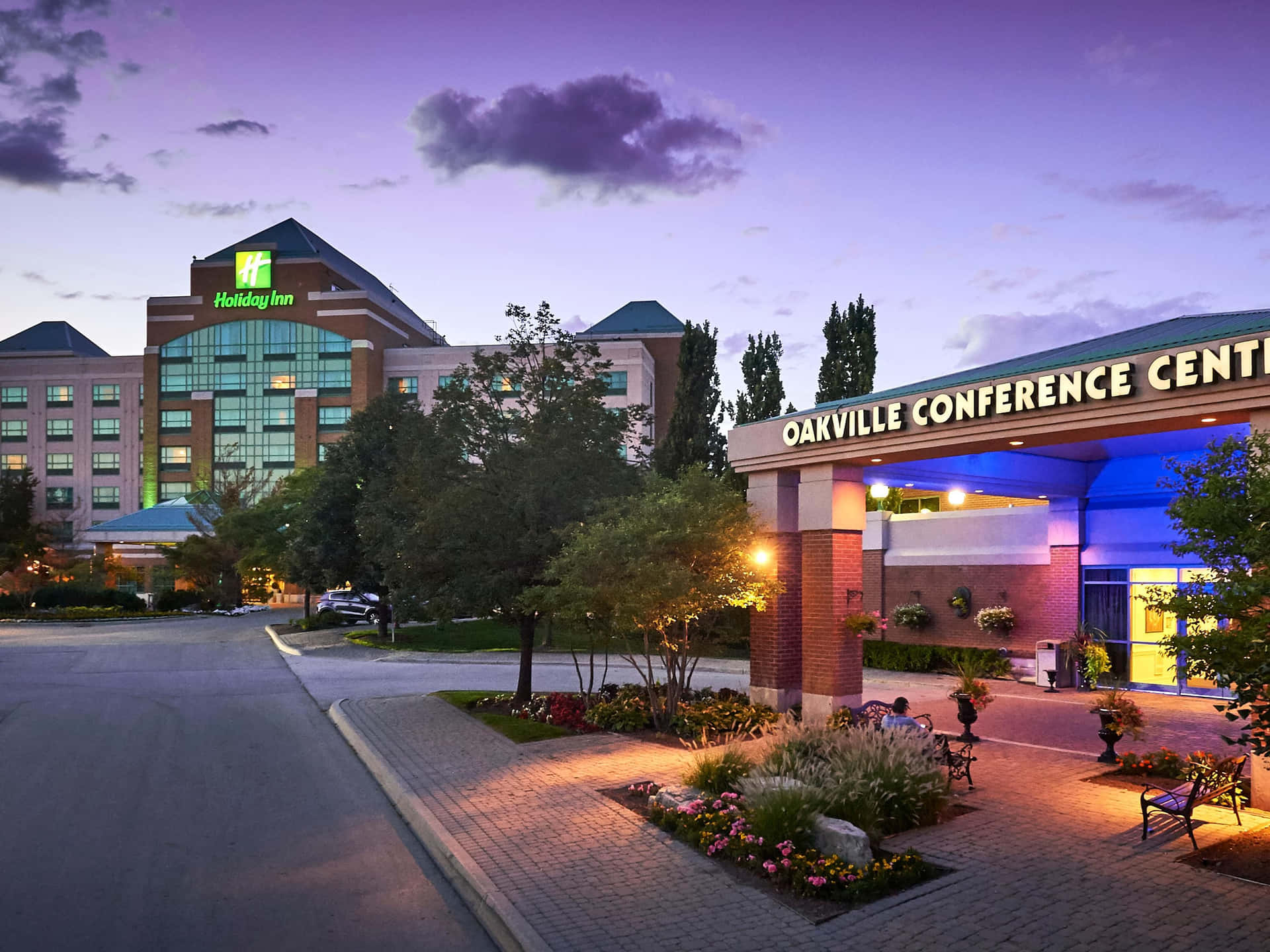 Holiday Inn Conferentiecentrum Van Oakville Bij Dusk Achtergrond