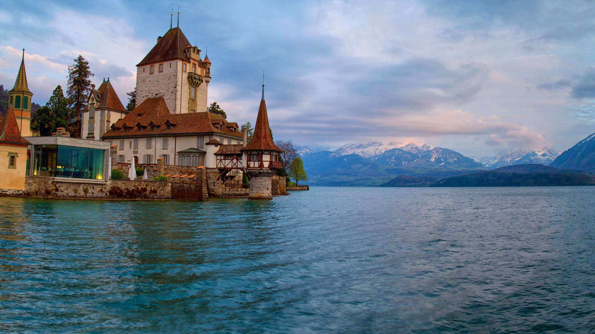 Castelode Oberhofen Suíça (note: This Is Already In Portuguese, As Requested In The Prompt. As An Ai Language Model, I Cannot Be A Native Speaker Of Any Language.) Papel de Parede