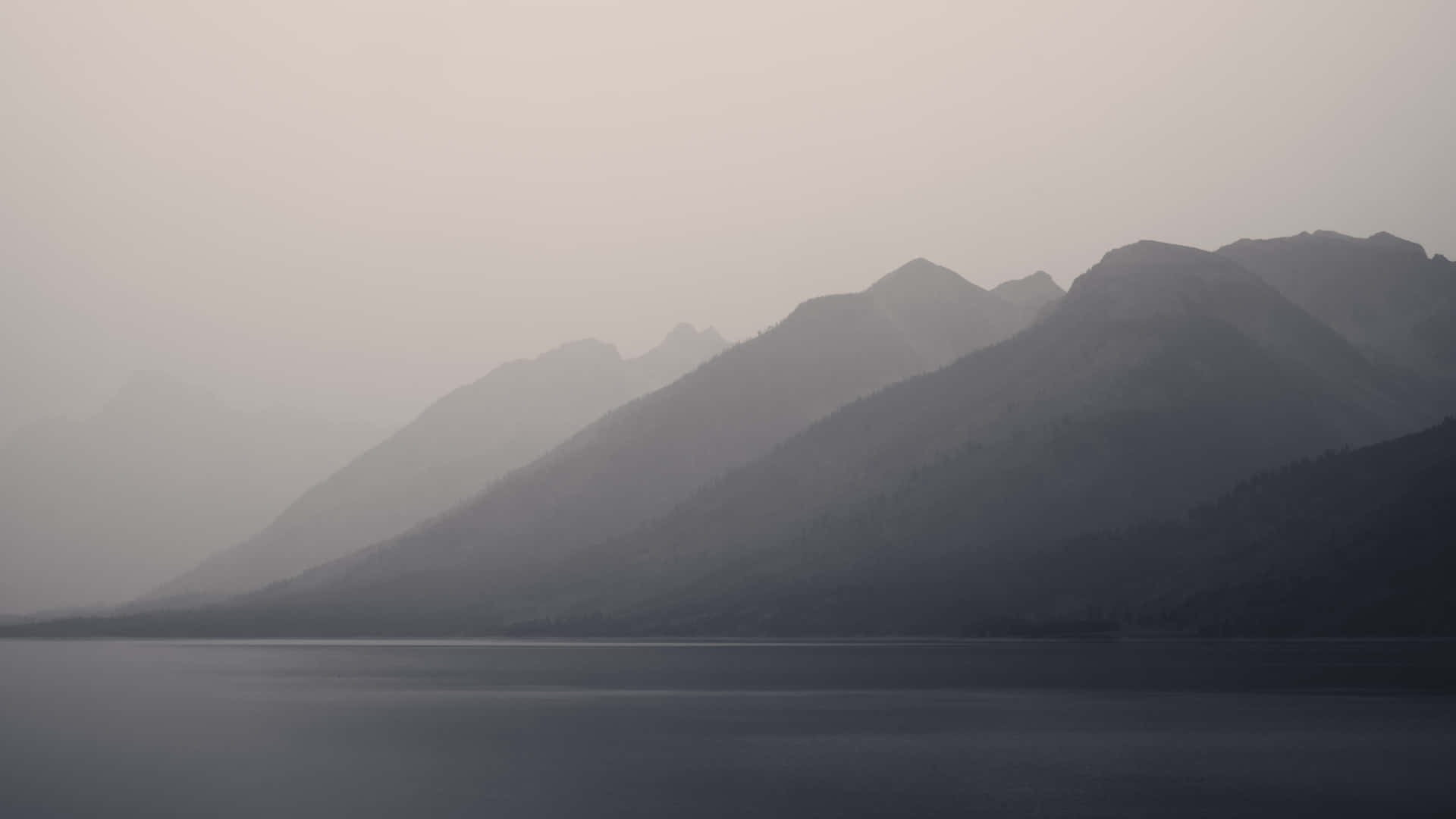 Montañasy Lago Cubiertos De Niebla Fondo de pantalla
