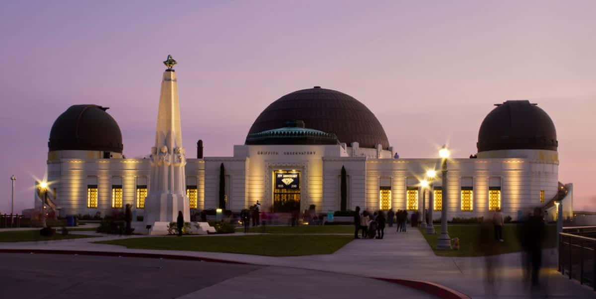 Majestic night sky over the observatory Wallpaper