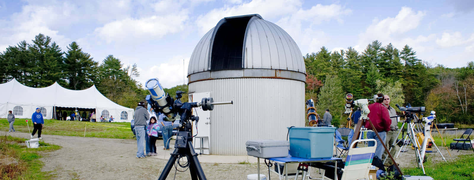 Opwindende Nachtlucht Bij Het Observatorium Achtergrond