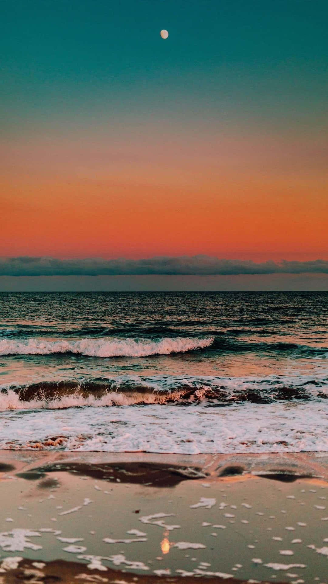 Einsonnenuntergang Am Strand Mit Dem Mond, Der Sich Im Wasser Spiegelt. Wallpaper