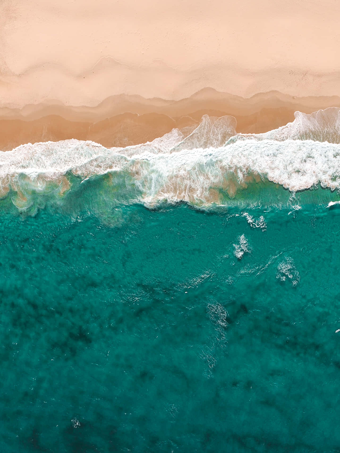 Closeup De Um Telefone Inspirado No Oceano, Com Tons De Azul Do Mar E Luz Refletindo Na Tela. Papel de Parede