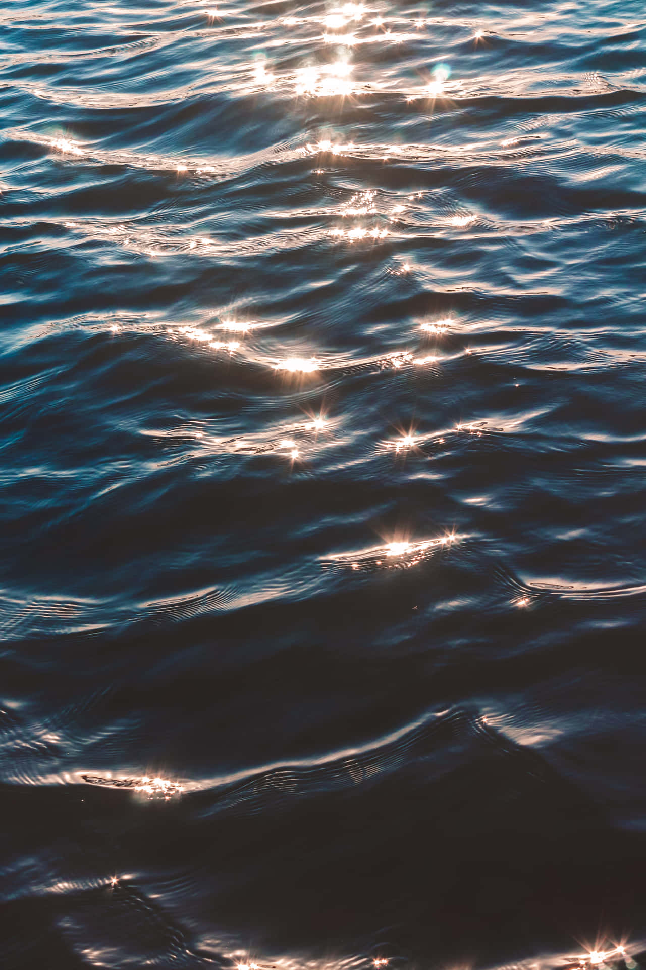 Genießensie Einen Entspannten Blick Auf Das Meer Mit Diesem Atemberaubenden Hintergrundbild Für Ihr Telefon. Wallpaper