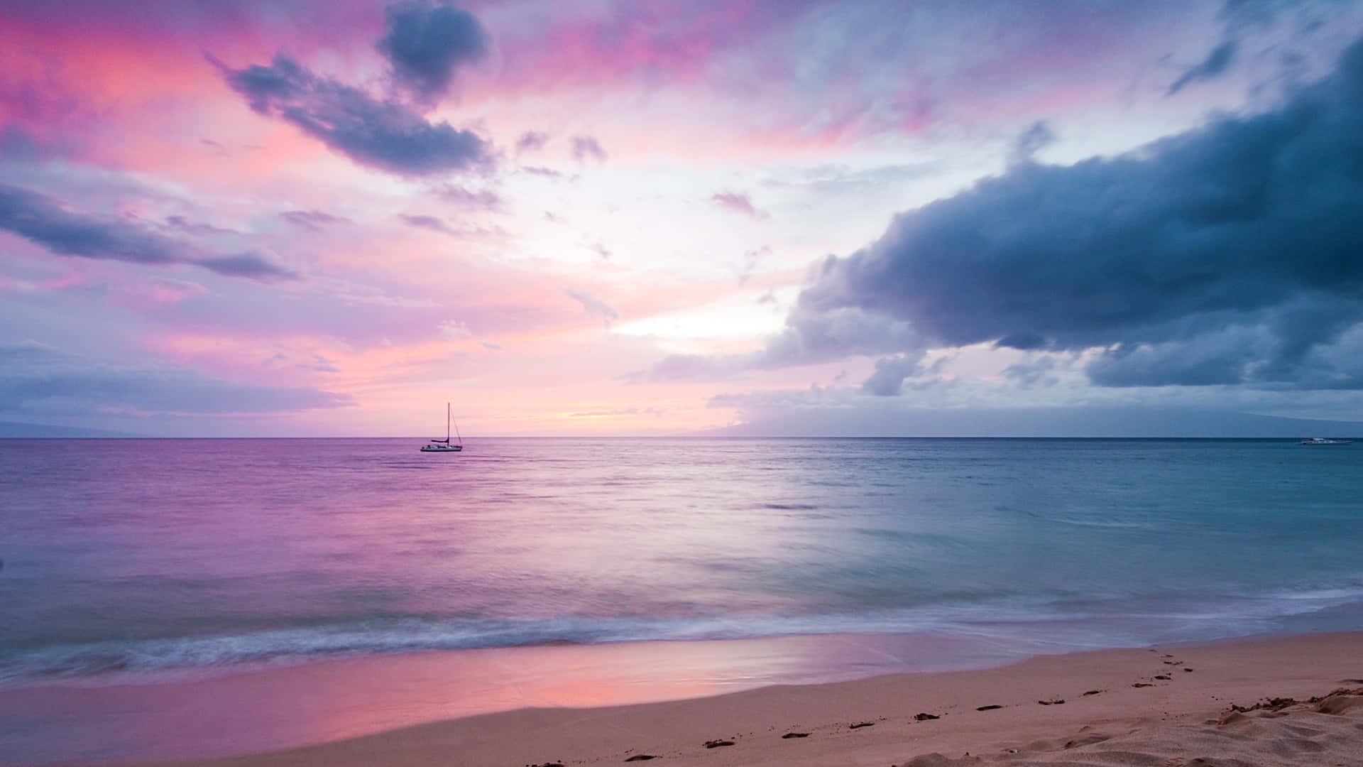Enjoy the morning sun rising over the endless blue ocean in a peaceful setting at Ocean Beach. Wallpaper