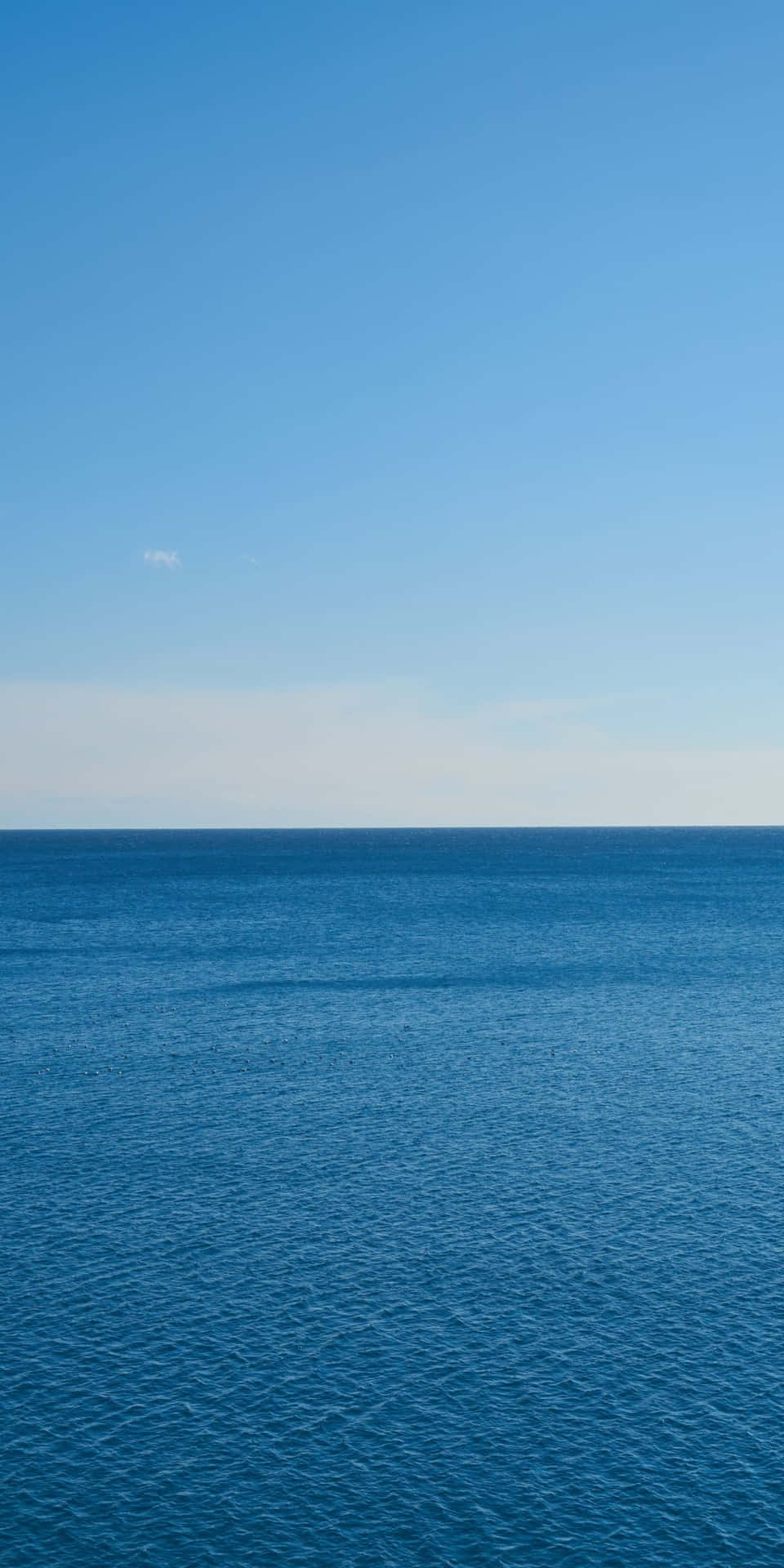 Unhermoso Cielo Azul De Verano Reflejado En Un Océano Tranquilo.