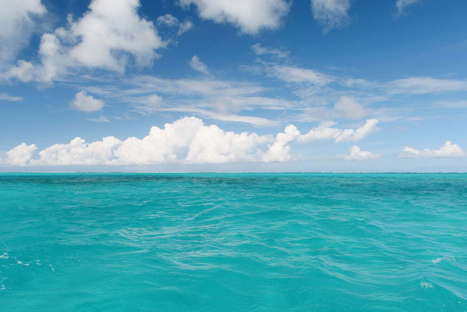 Einatemberaubender Blick Auf Das Tiefblaue Meer, Perfekt Für Ihren Nächsten Hintergrund.