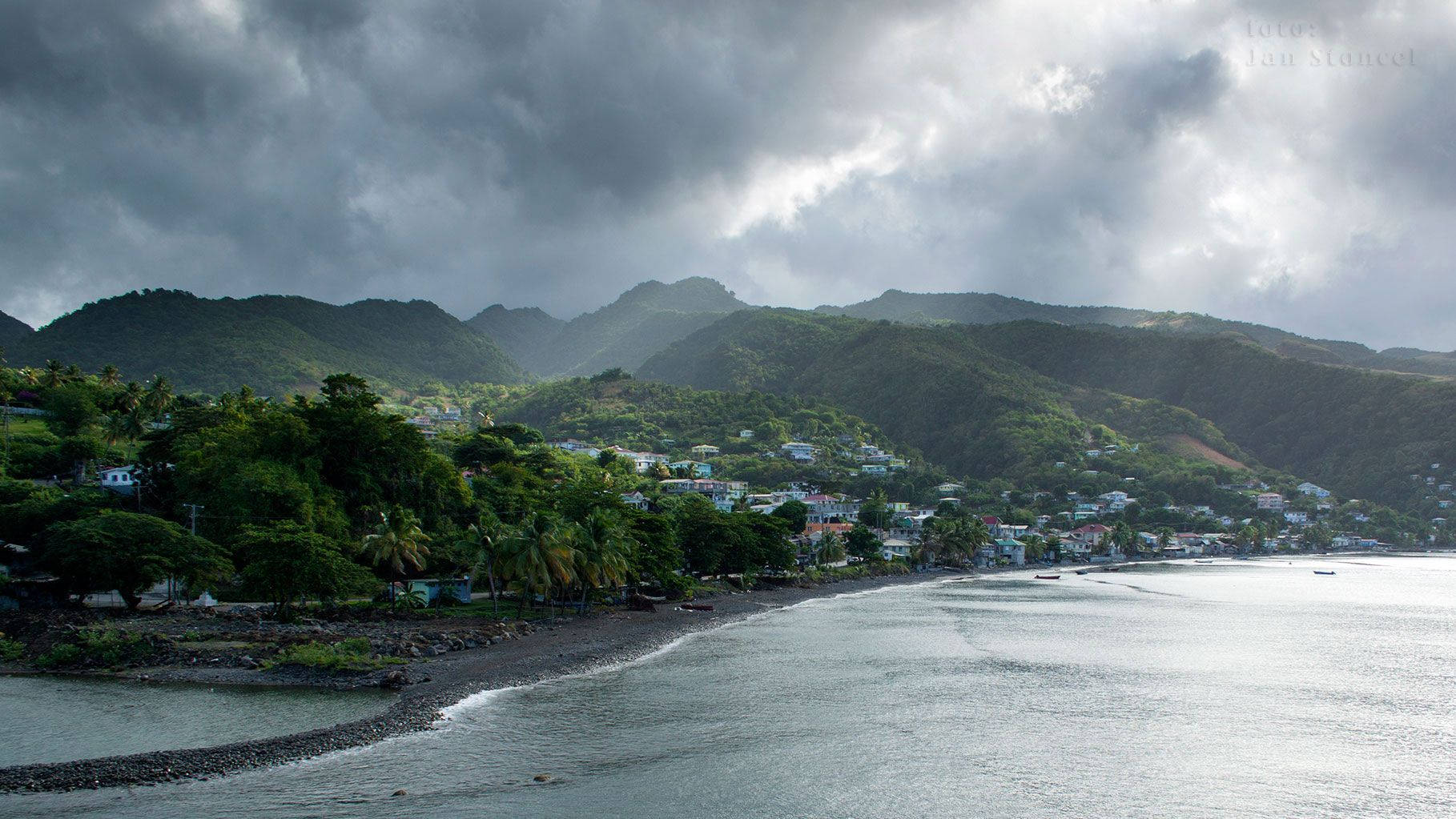 Hus på havet i Dominica som svinger i vinden Wallpaper