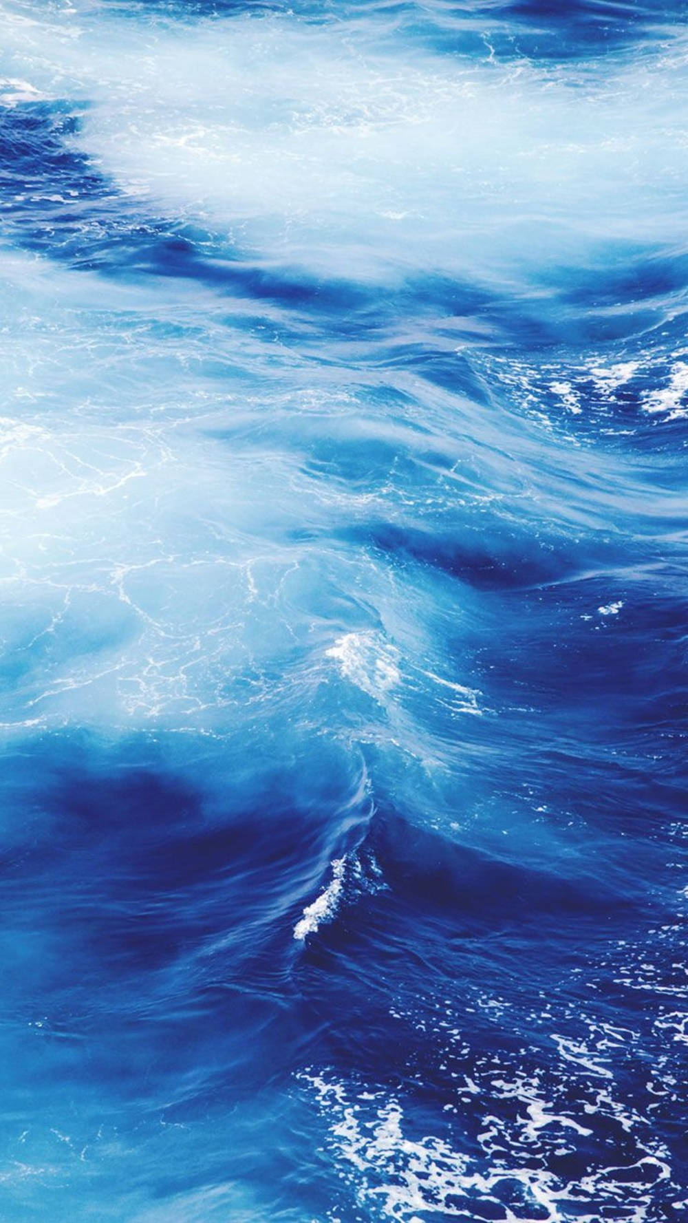 Immagineonde Luminose Di Un Intenso Blu Dell'oceano Su Uno Spettacolare Cielo. Sfondo