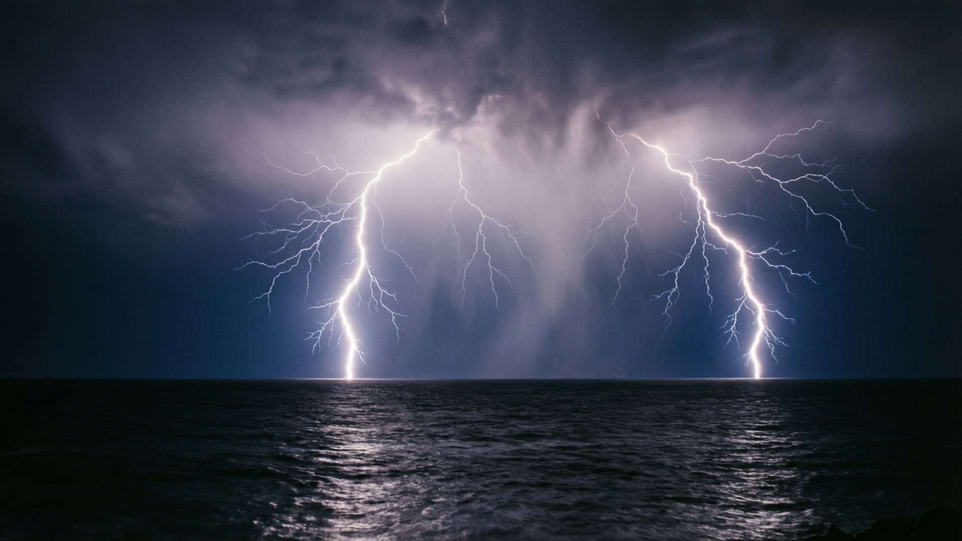 Un fulmine sull'oceano di notte.
