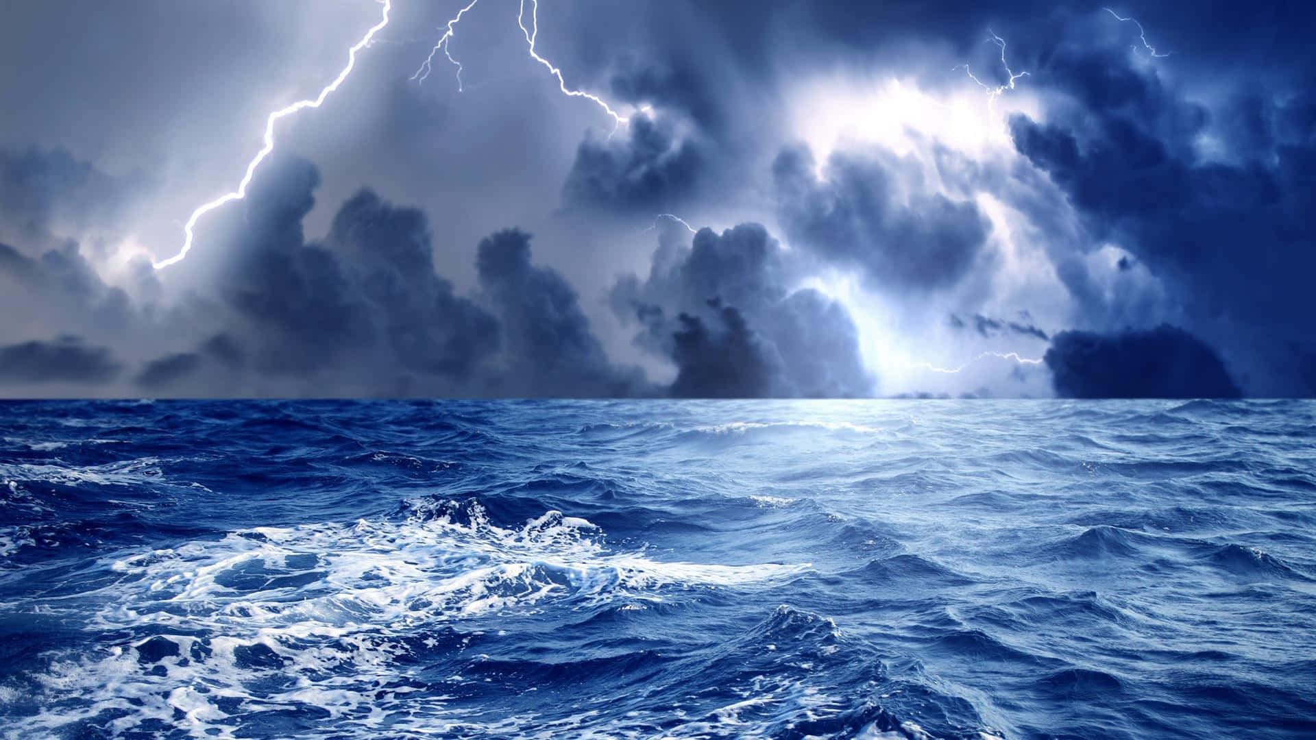 En dødelig storm, som slår mod havets bølger. Wallpaper