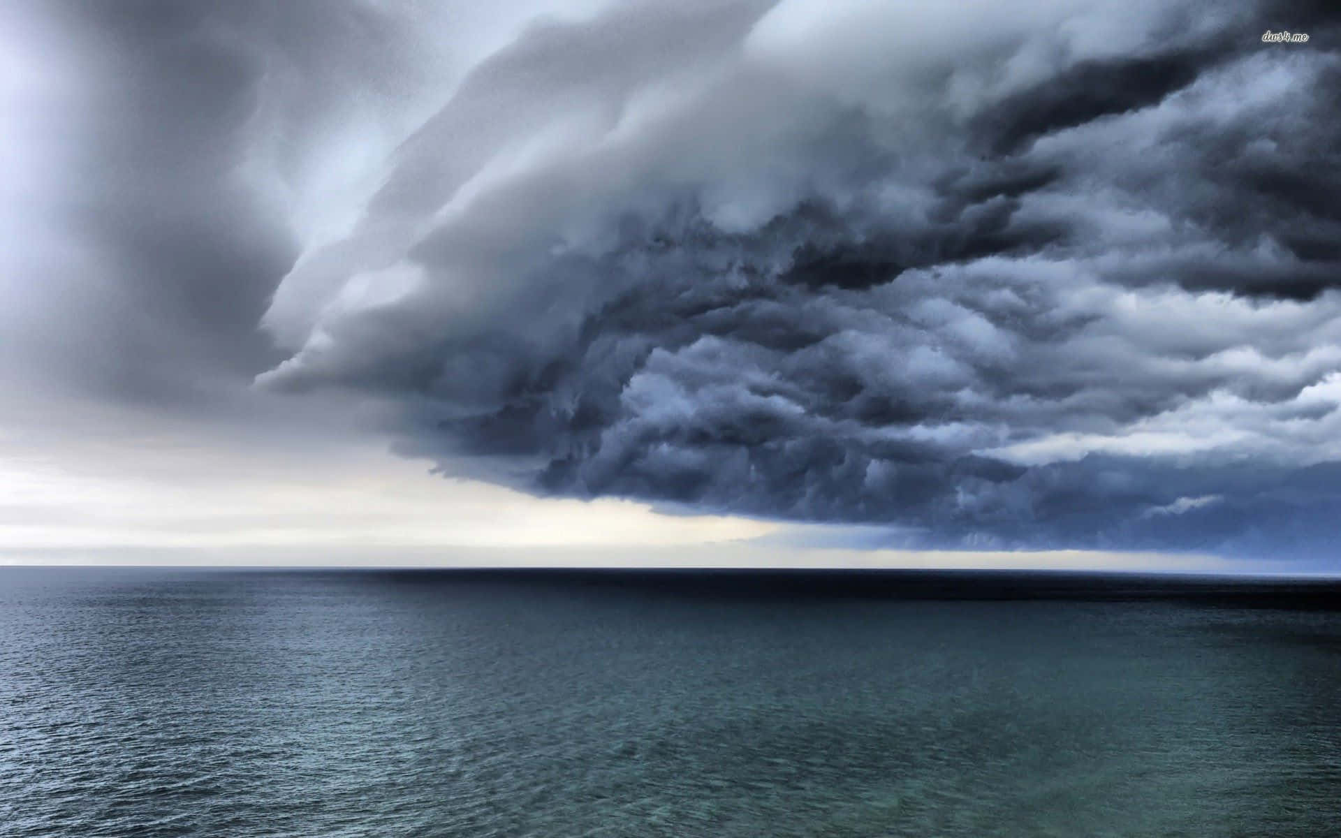 Et stort tordenvejr ses over havet Wallpaper