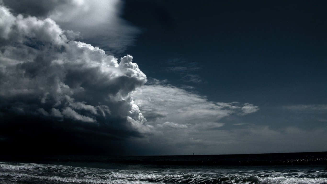 Nubesde Tormenta En El Océano Fondo de pantalla