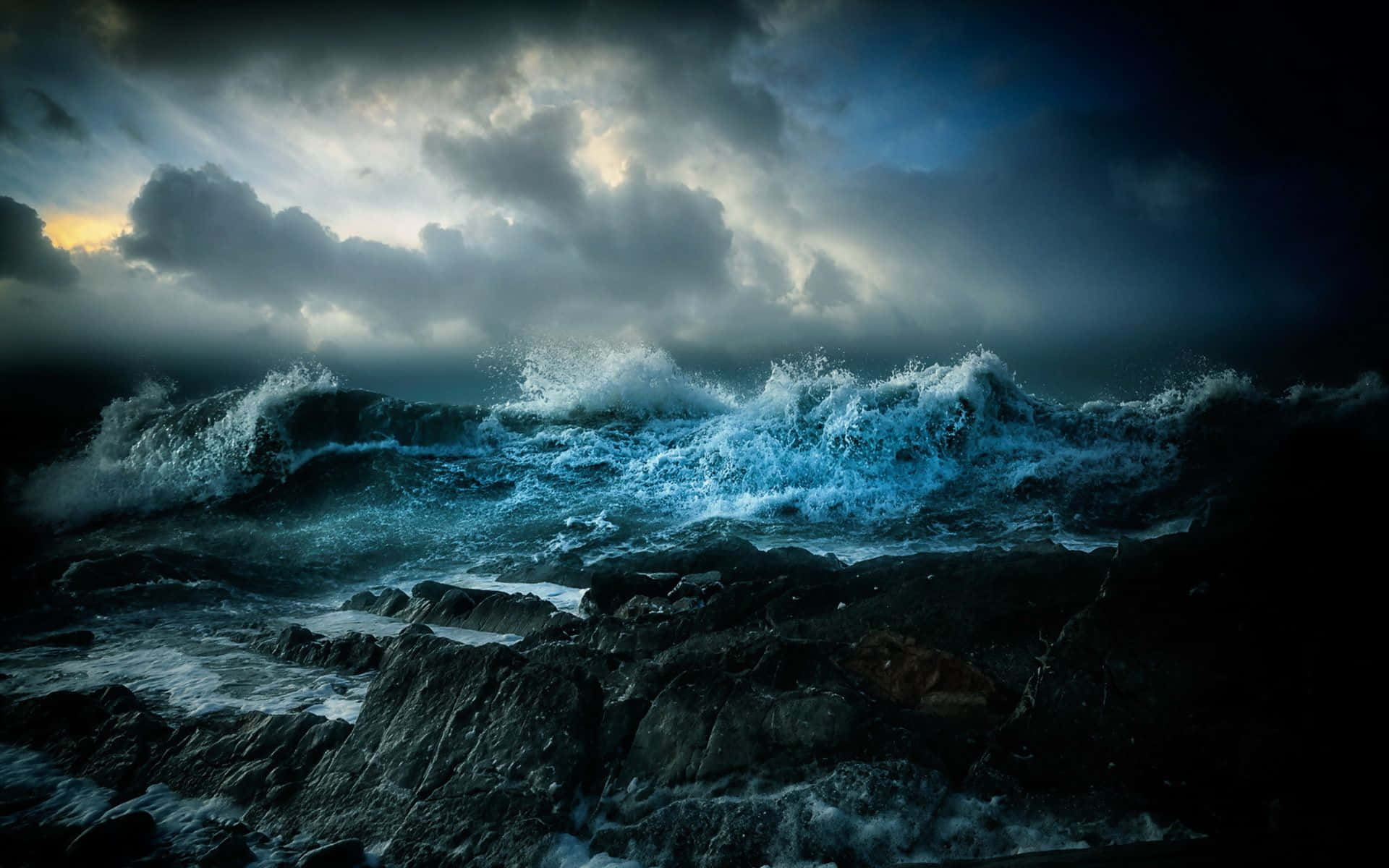 En kraftig oceanstorm, der ryster ud over horisonten. Wallpaper