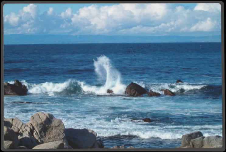 Ocean Wave Crashingon Rocks PNG