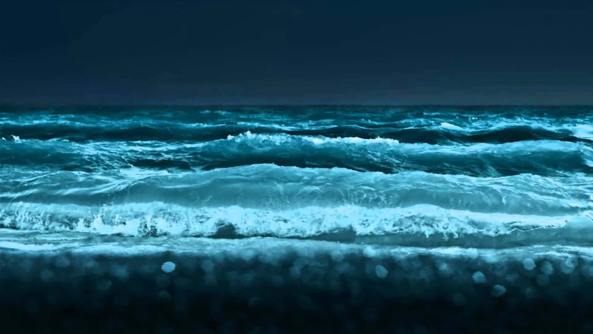Majestic Ocean Waves Crashing onto Shore