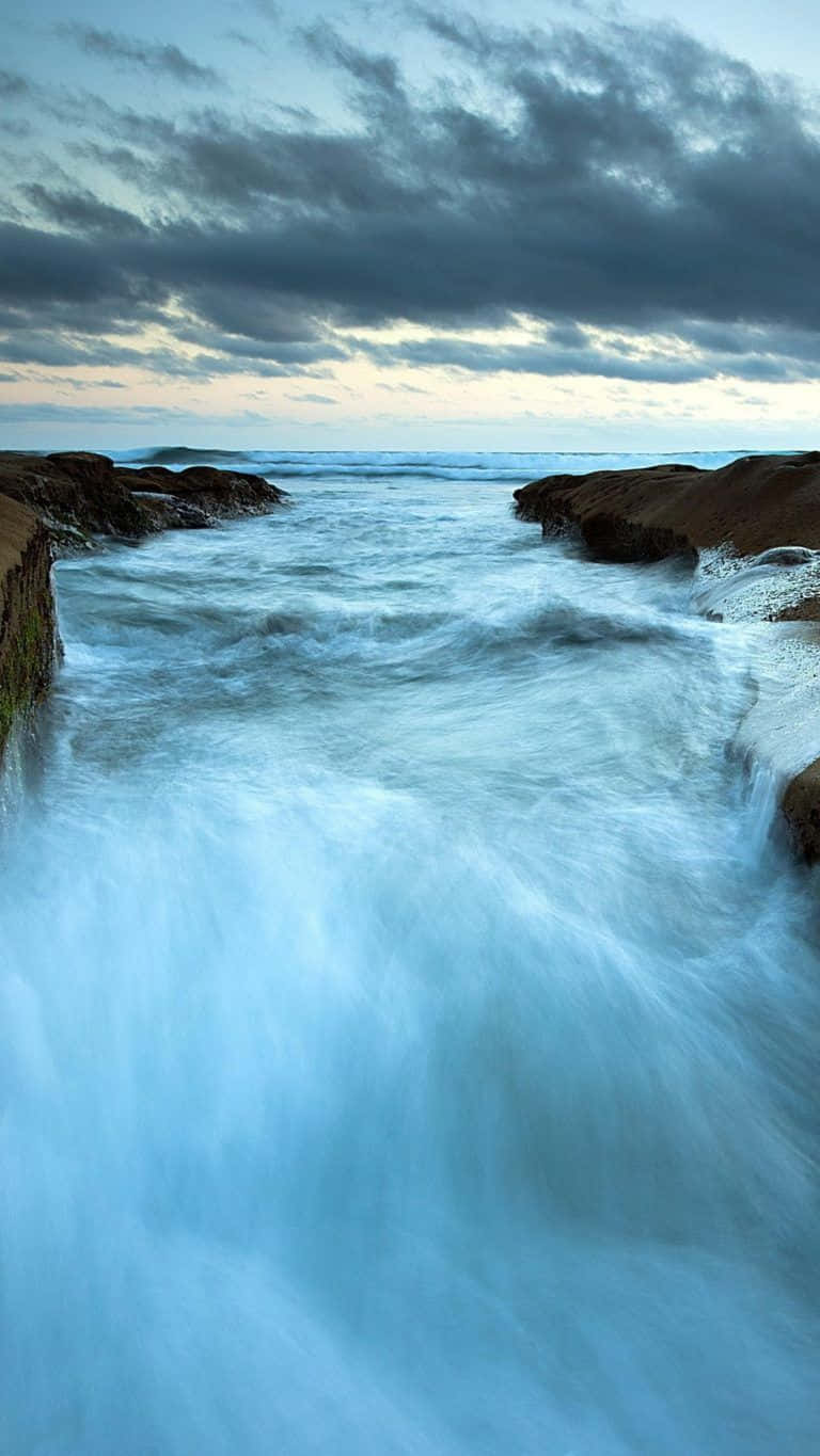 Ocean Waves Crashing On Vapid Rocks Wallpaper