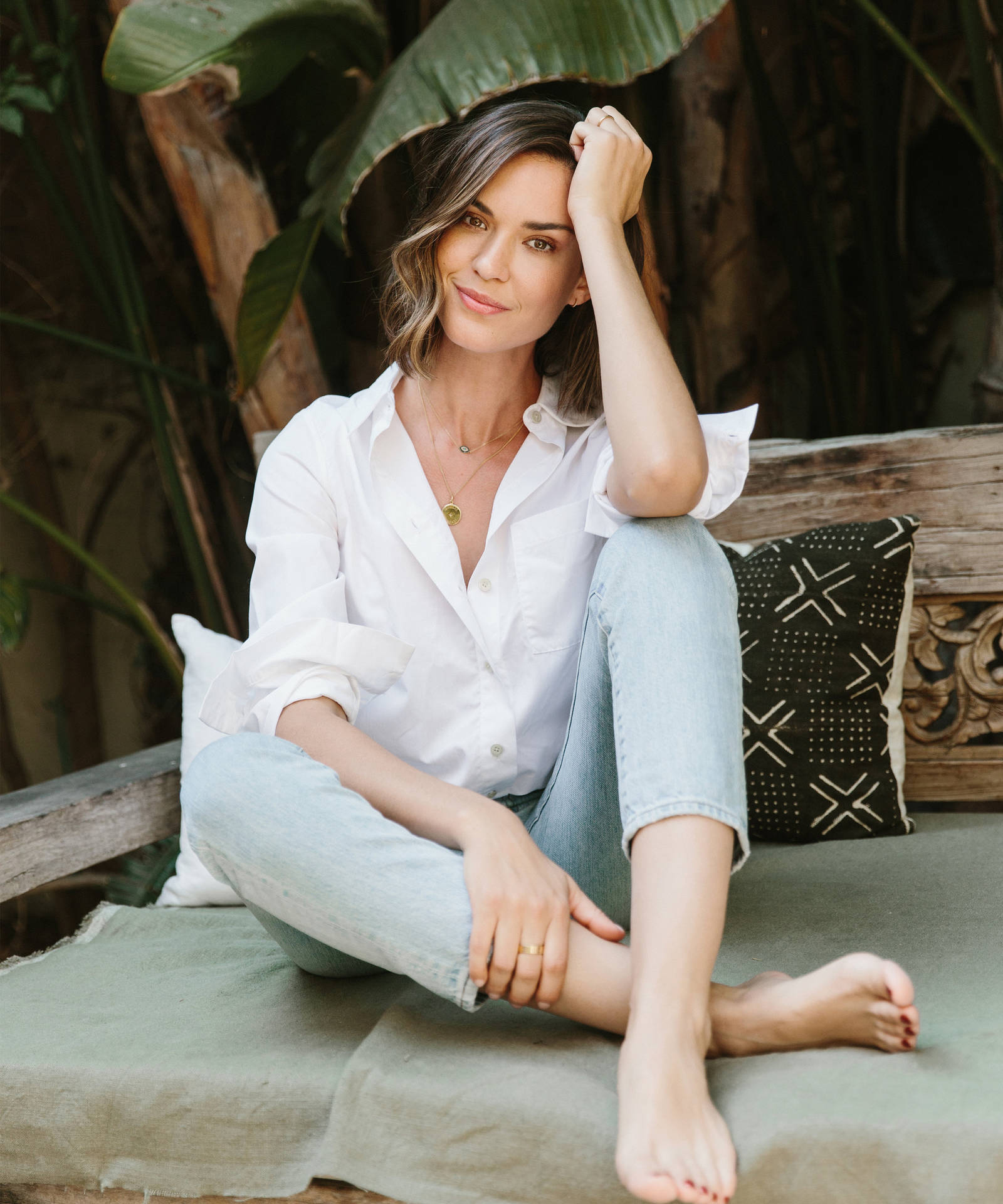 Odette Annable Casual Look Tilbage Tapet Wallpaper