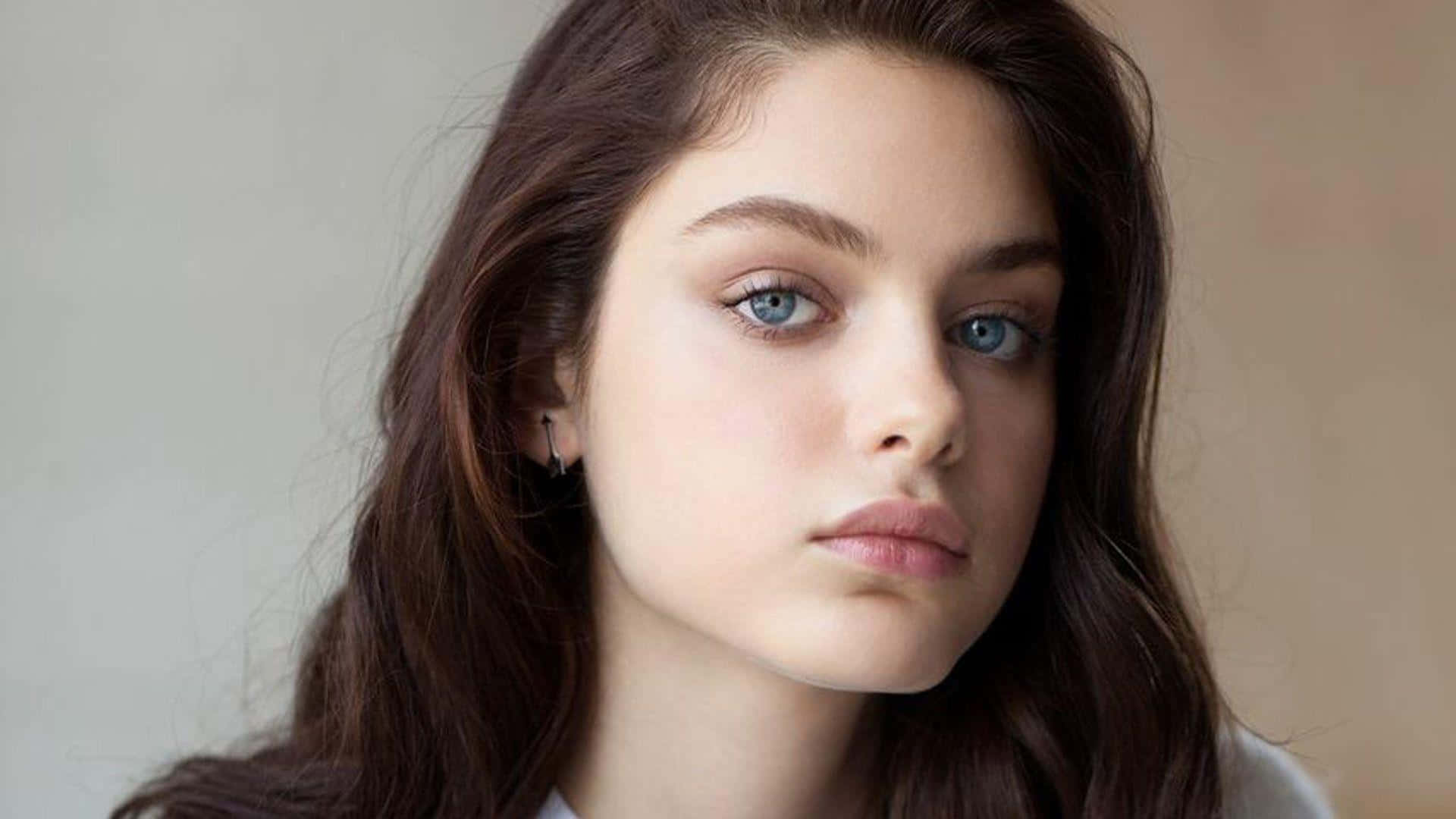 Odeya Rush Stunningly Smiles While Maintaining Eye Contact With The Camera Wallpaper