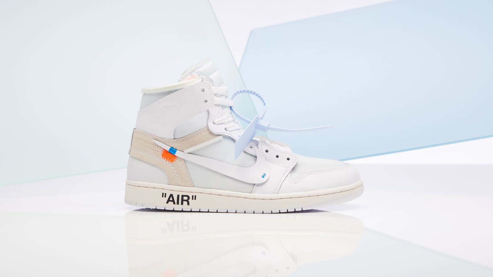 Einweißer Und Blauer Nike Jordan 1 High Steht Auf Einer Weißen Oberfläche. Wallpaper