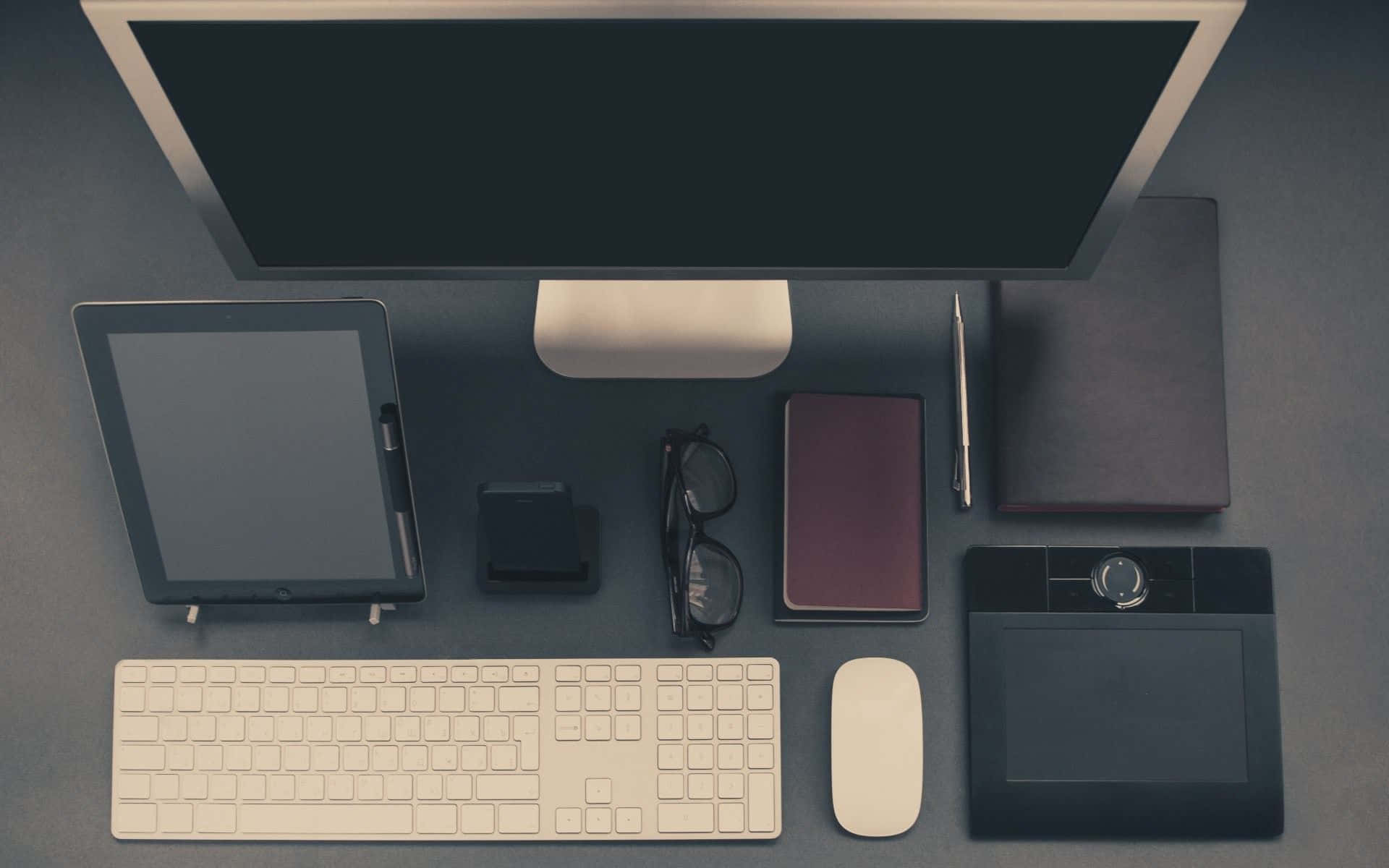 Eincomputer, Eine Maus, Eine Tastatur Und Ein Telefon Auf Einem Tisch.