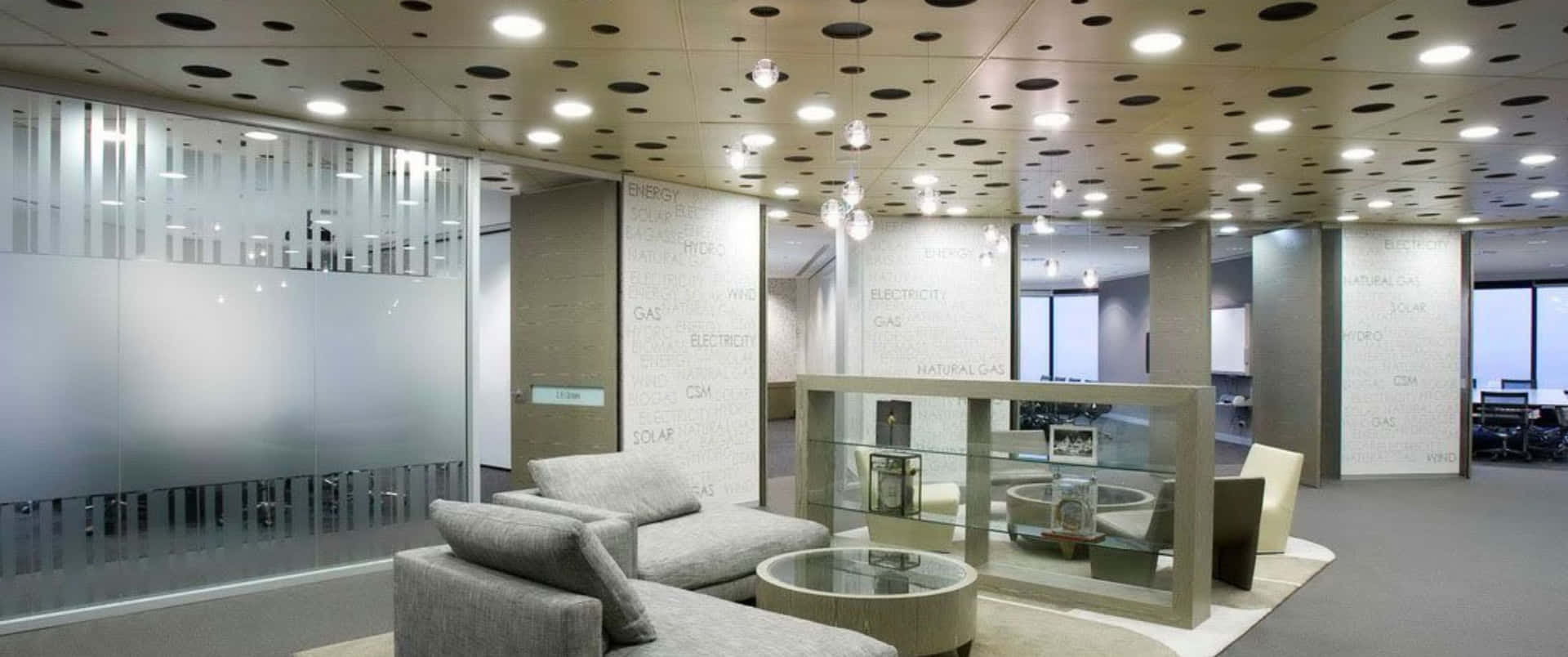Enmodern Kontorsmiljö Med En Glasvägg Och Stolar