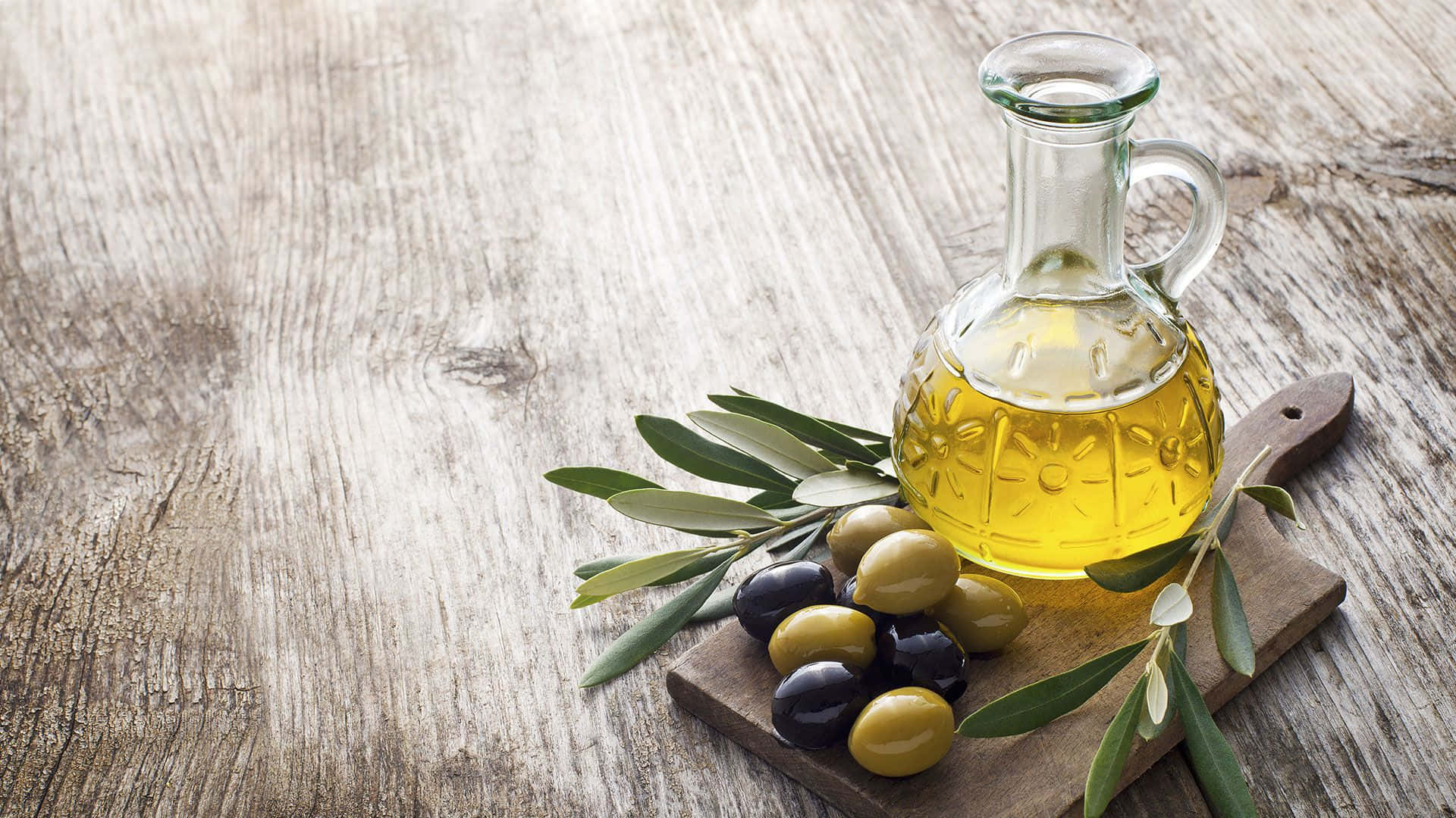 Olivenölauf Einem Holzbrett