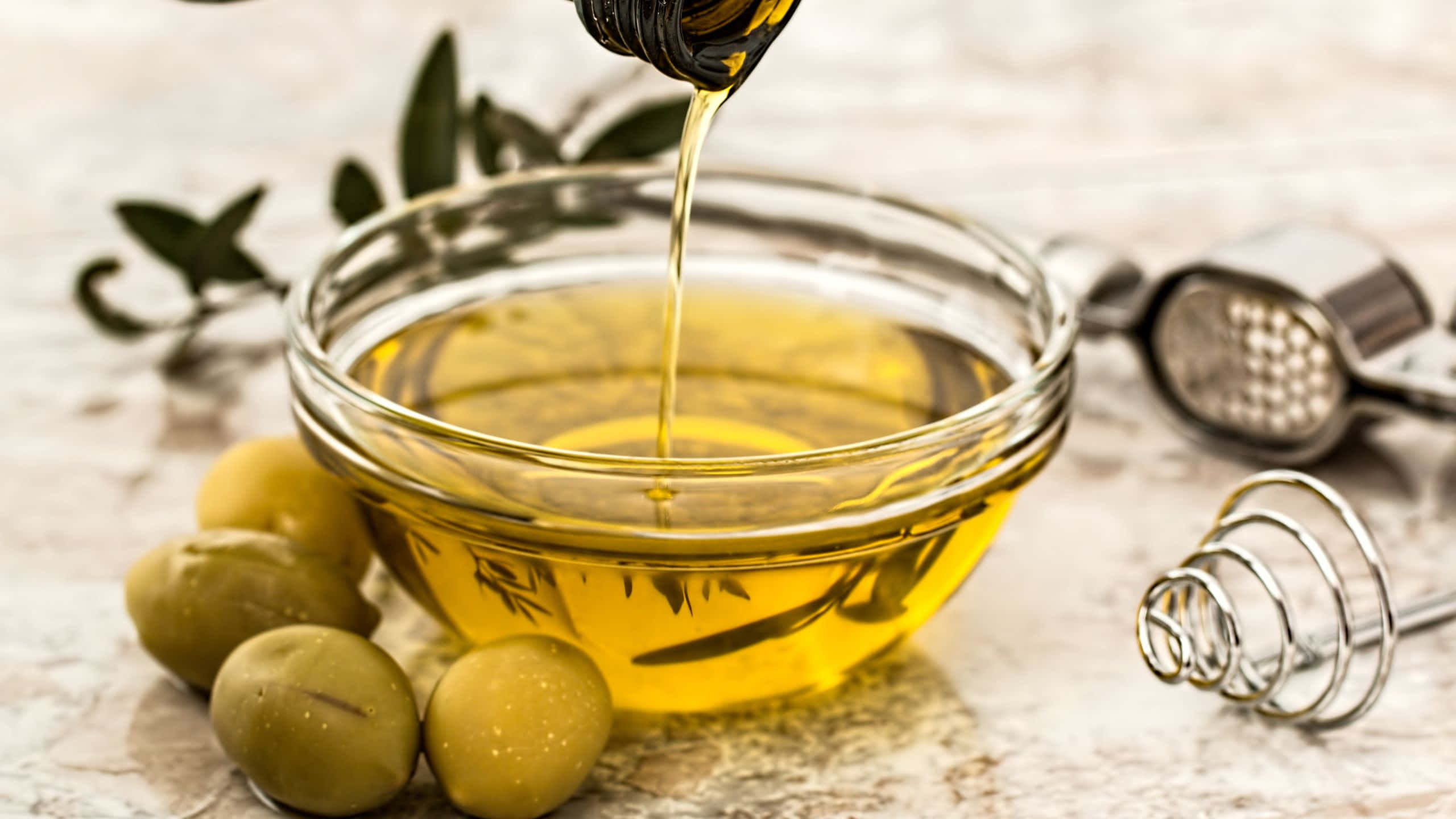 Olivenölwird In Eine Schüssel Mit Oliven Gegossen.