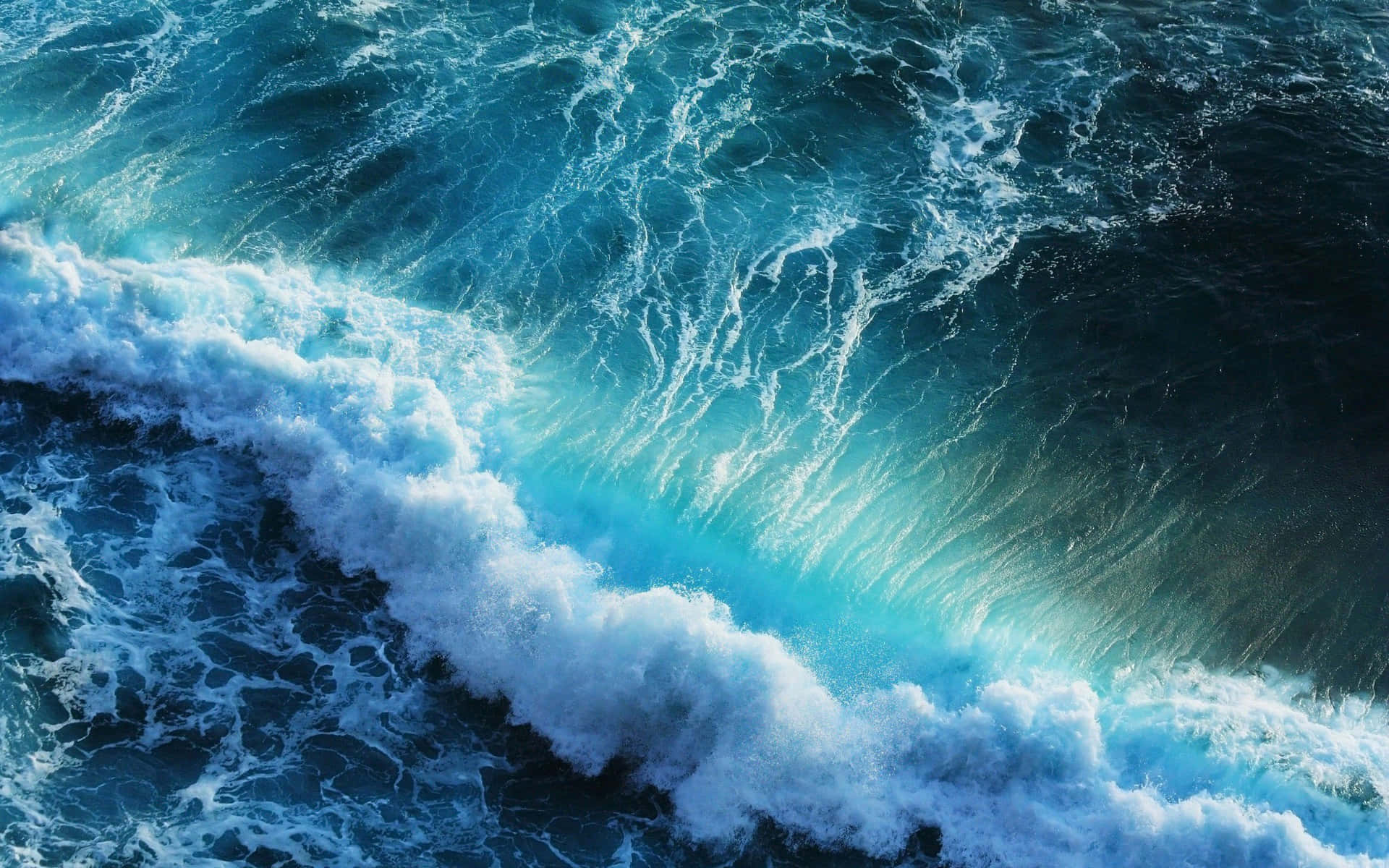 Olasvibrantes De Un Océano Azul Chocando En La Orilla