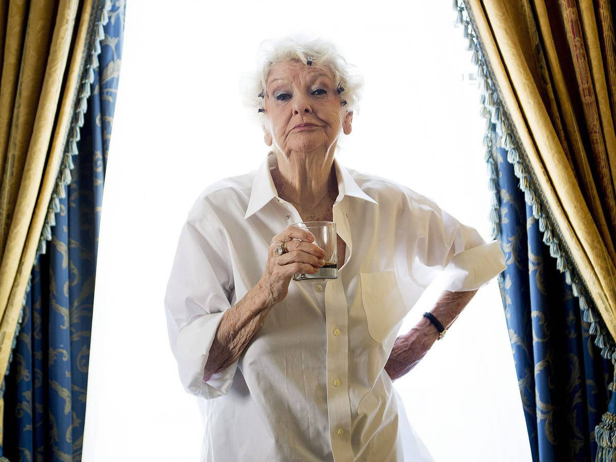 Ældre skuespillerinde Elaine Stritch drikker en Martini Wallpaper