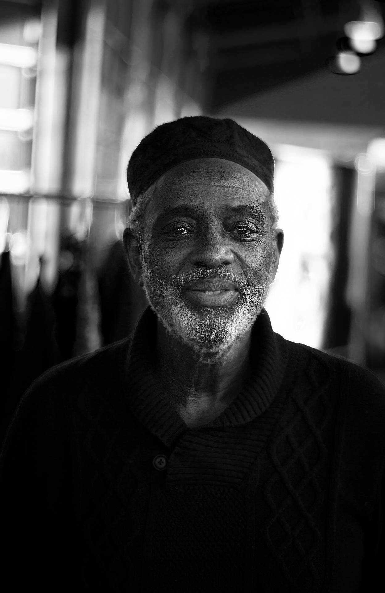 Ældre afrikansk mand sort kufi hat tapet Wallpaper