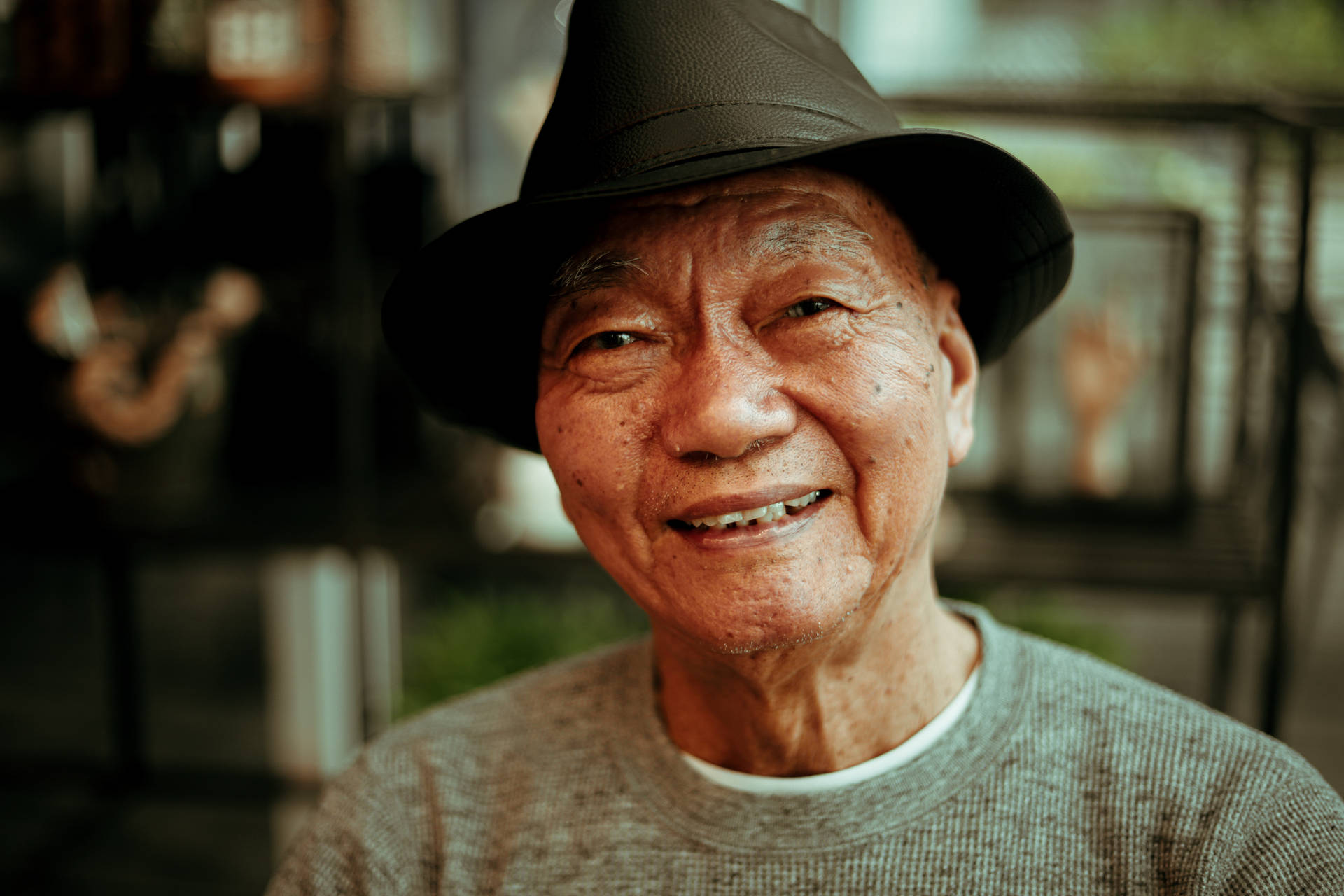 Vecchiouomo Asiatico Sorridente Con Cappello Sfondo