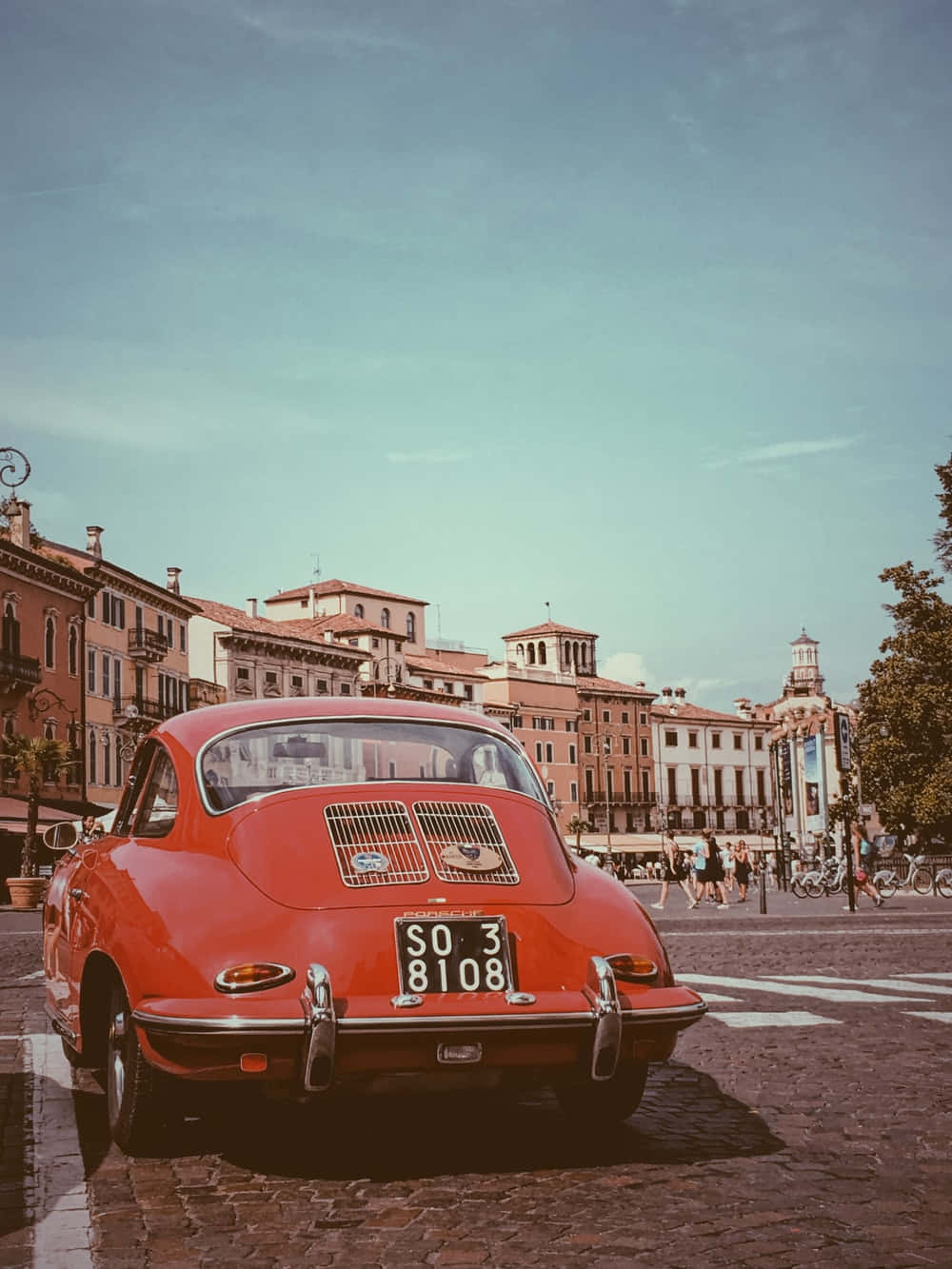 En rød Porsche 356 parkeret i en bytorv