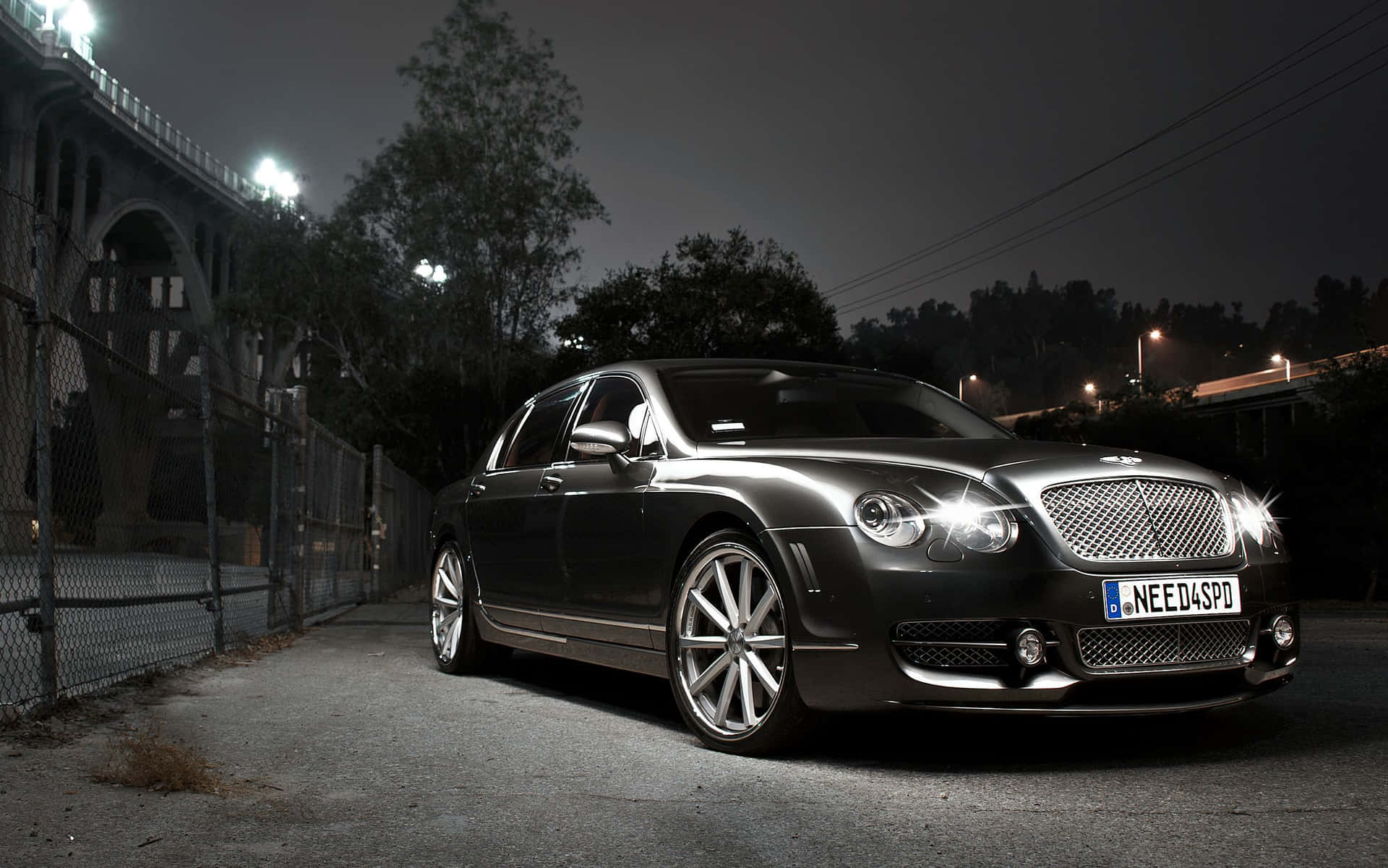 Klassischund Luxuriös: Mit Einem Alten Bentley Fahren. Wallpaper