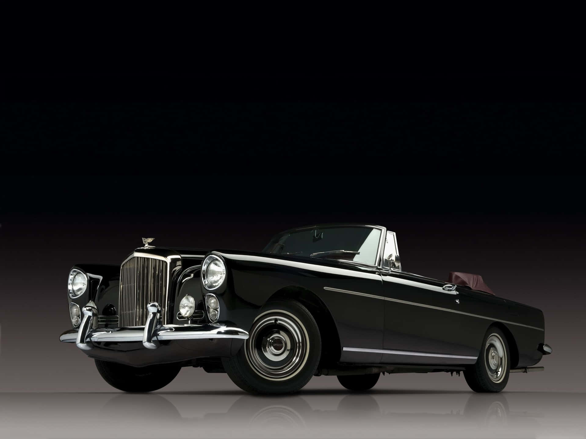 Vintage Bentley Awaits – Stunning Classic Car Wallpaper