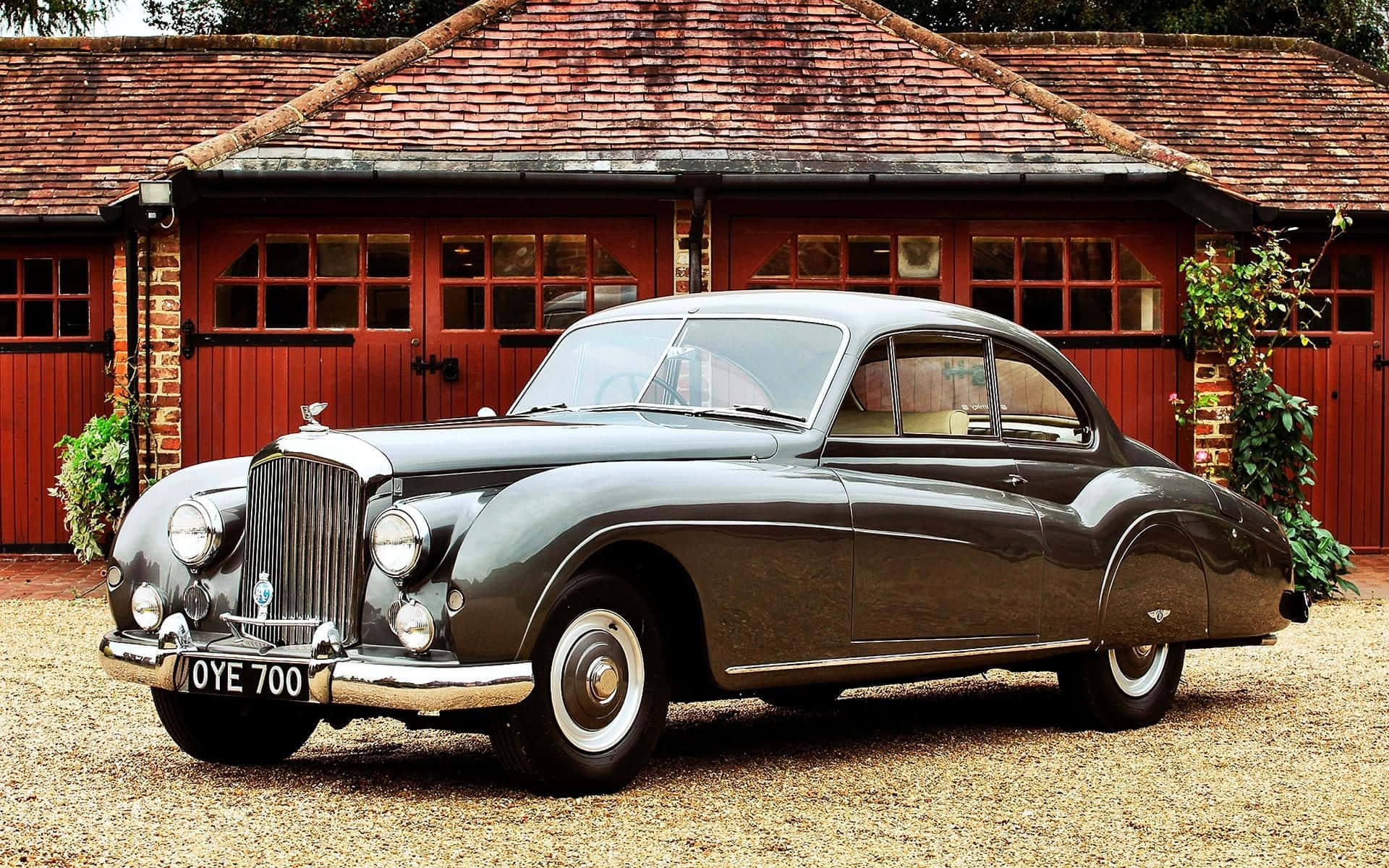 Ældre klassisk Bentley på en konstrueret træmark Wallpaper